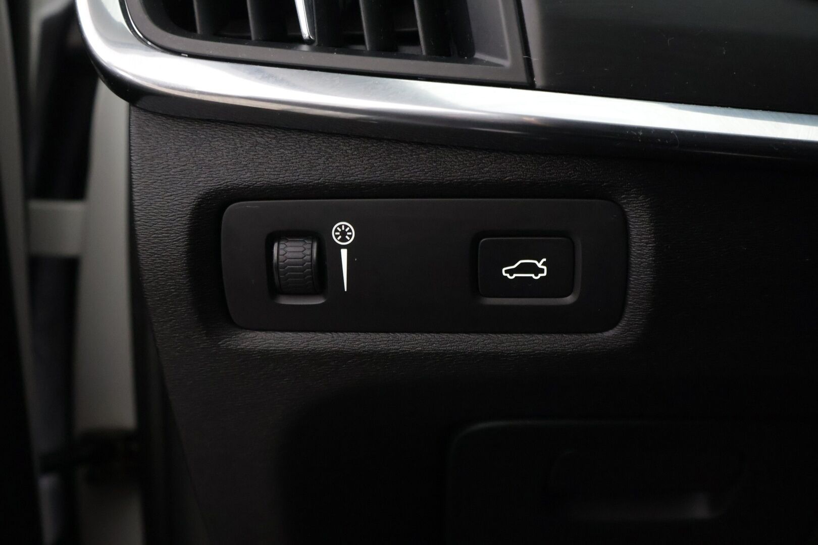 Volvo V90 2017 D4 Business aut** Webasto / VOC / Adapt. vak / Pilot-assist / Vetokoukku - *Tilava / Luotettava / Käyttöauto!*