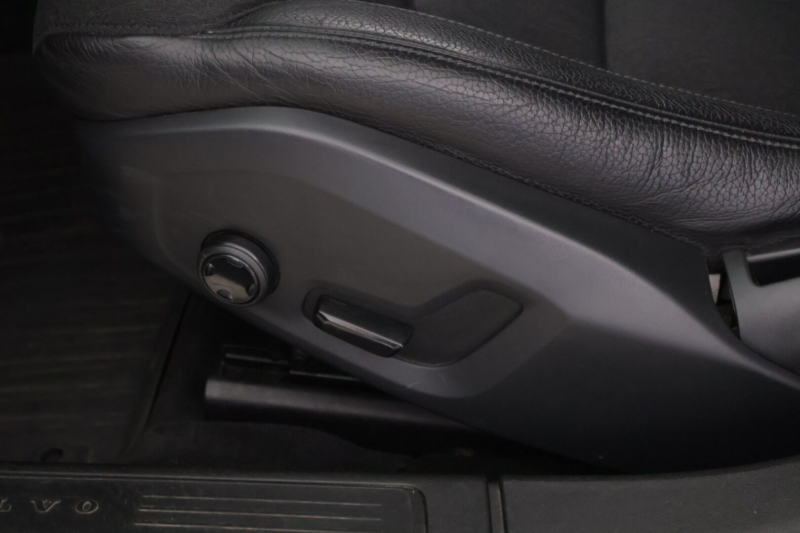 Volvo V90 2017 D4 Business aut** Webasto / VOC / Adapt. vak / Pilot-assist / Vetokoukku - *Tilava / Luotettava / Käyttöauto!*