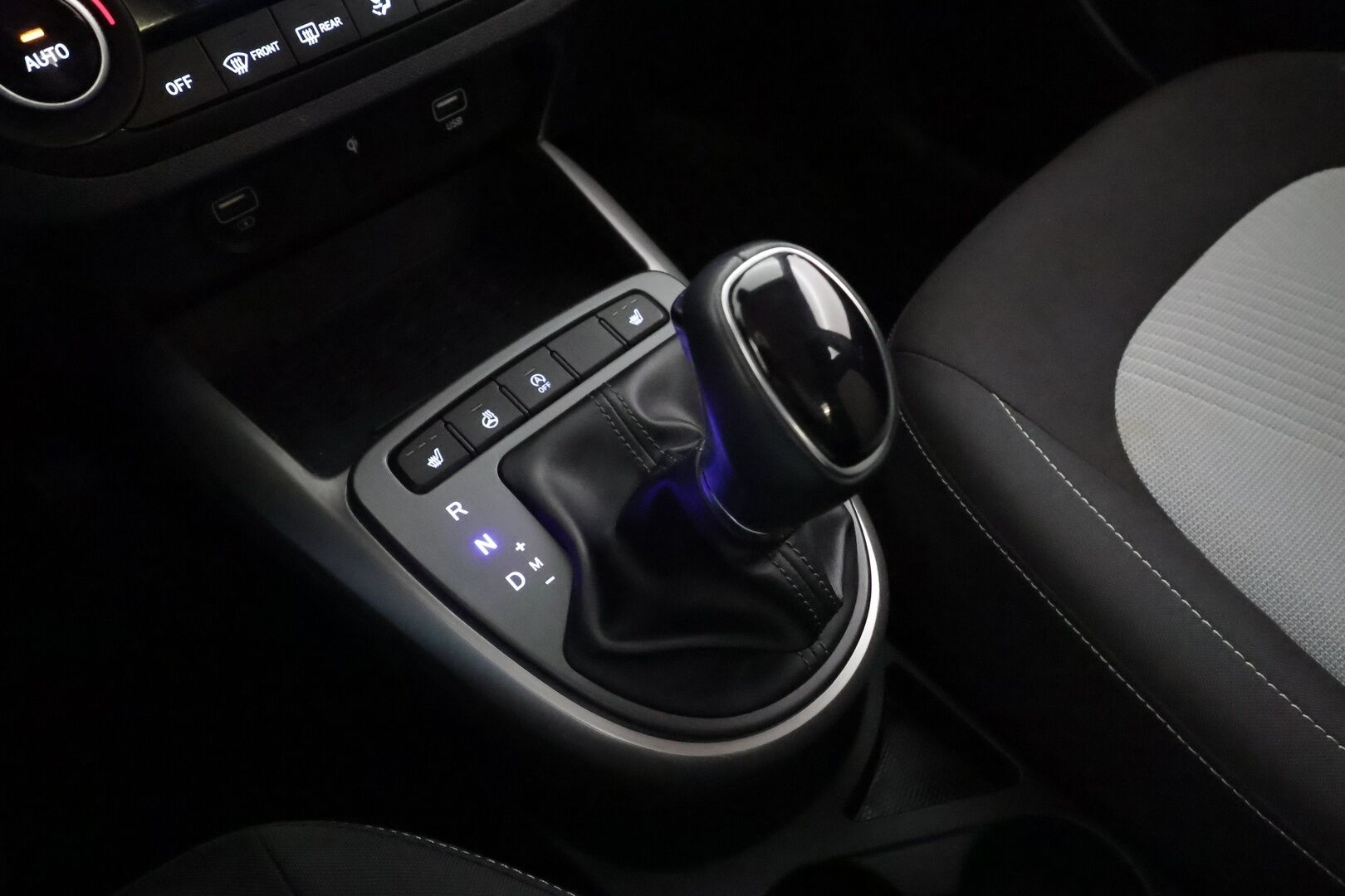 Hyundai i10 2020 1,0 MPI 67 hv 5AMT-automaatti 5-p Comfort * Vakkari / P.kamera / Lohko+Sisä / Kaistavahti / Ratinlämmitin * - 1.Om Suomi-auto / Kahdet renkaat aluvanteilla / Merkkihuollettu / Seuraava katsastus 02/28!