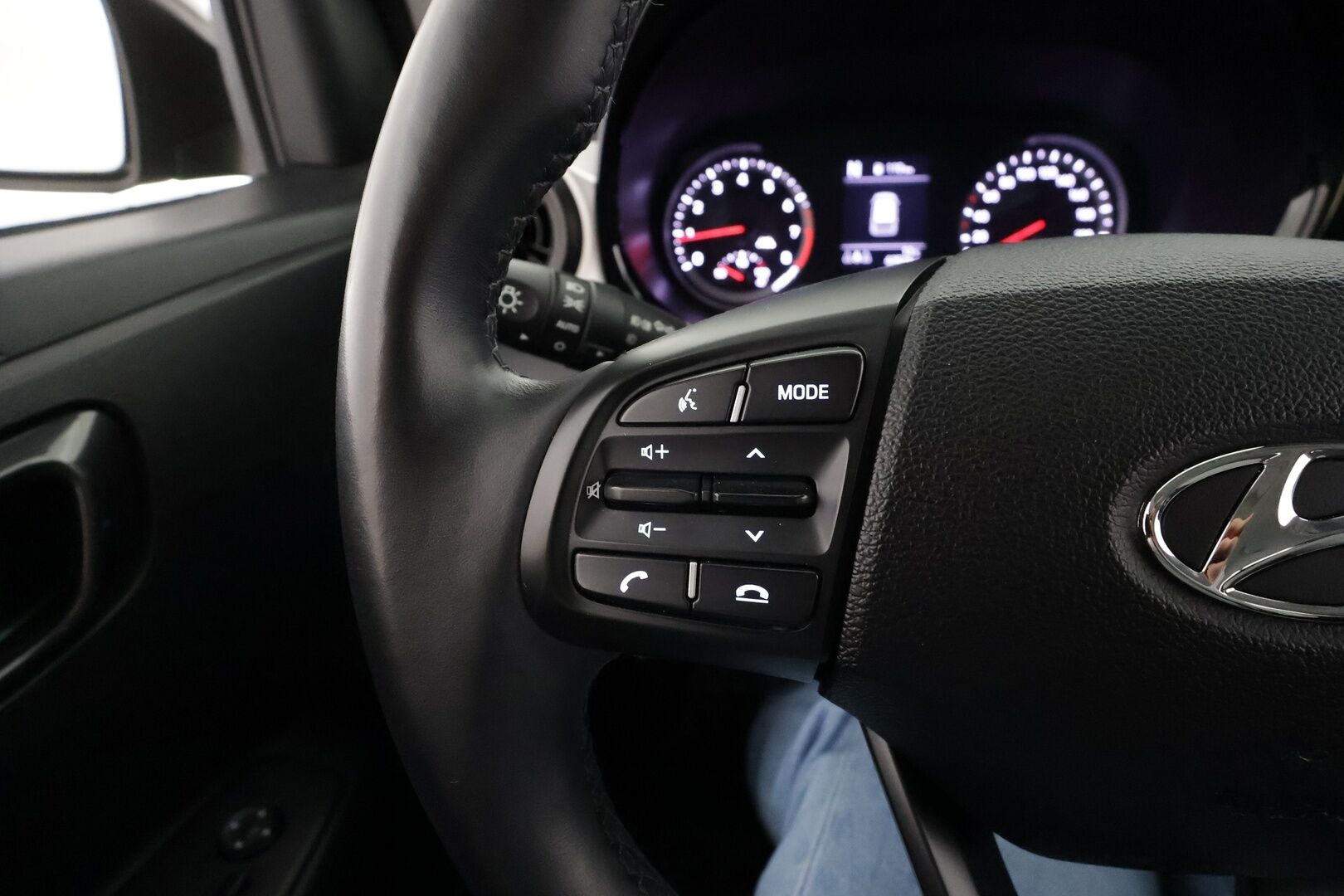 Hyundai i10 2020 1,0 MPI 67 hv 5AMT-automaatti 5-p Comfort * Vakkari / P.kamera / Lohko+Sisä / Kaistavahti / Ratinlämmitin * - 1.Om Suomi-auto / Kahdet renkaat aluvanteilla / Merkkihuollettu / Seuraava katsastus 02/28!