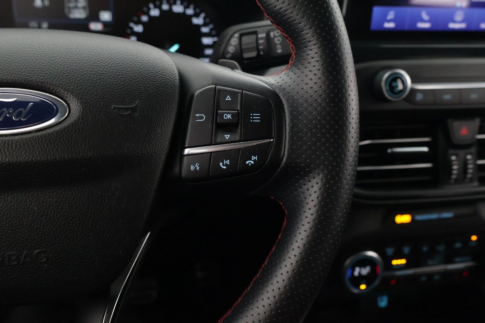 Ford Focus 2020 1,5 EcoBoost 182hv A8 ST-Line 5-ovinen / ACC / Webasto / P-tutkat / LED / Keyless / - Kahdet hyvät renkaat / Hyvä huoltohistoria 