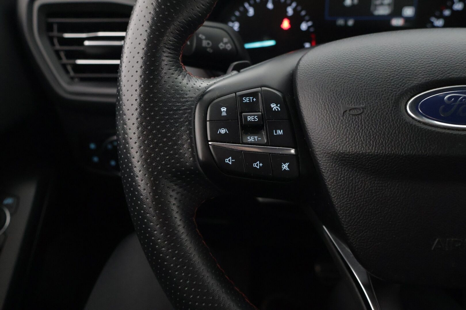 Ford Focus 2020 1,5 EcoBoost 182hv A8 ST-Line 5-ovinen / ACC / Webasto / P-tutkat / LED / Keyless / - Kahdet hyvät renkaat / Hyvä huoltohistoria 
