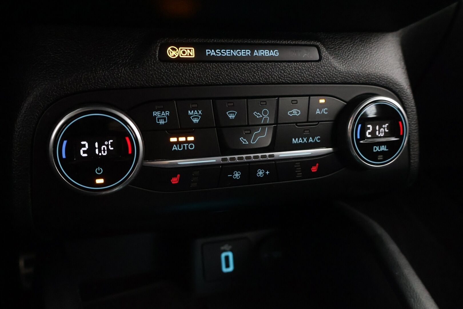 Ford Focus 2020 1,5 EcoBoost 182hv A8 ST-Line 5-ovinen / ACC / Webasto / P-tutkat / LED / Keyless / - Kahdet hyvät renkaat / Hyvä huoltohistoria 