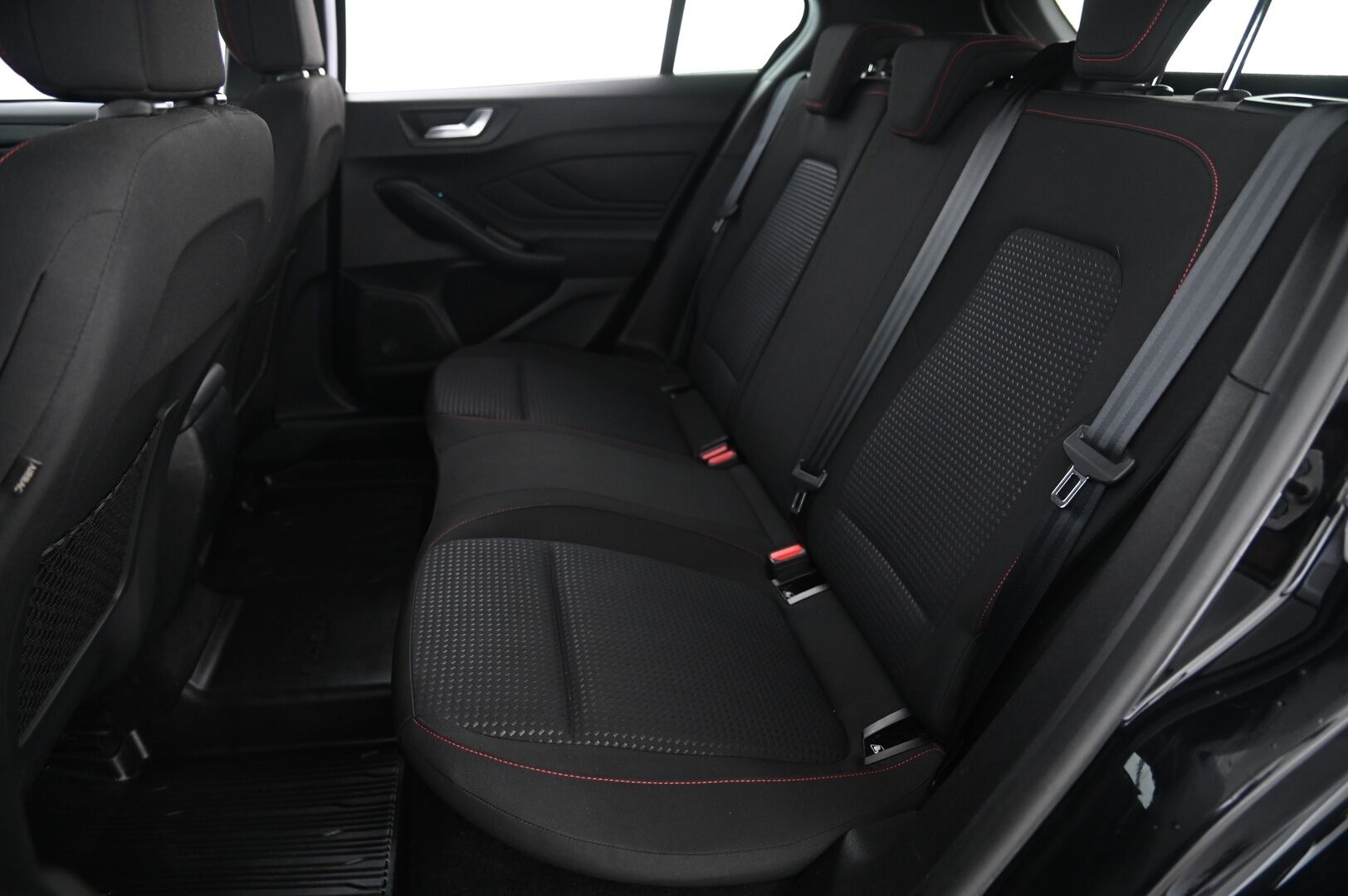 Ford Focus 2020 1,0 EcoBoost 125hv M6 ST-Line *1.Om Suomi-Auto / Webasto / Lämmitettävä tuulilasi / Navi / Ratinlämmitys / ST-Line / LED-ajovalot* - *Juuri saapunut! Musta sisäkattoverhoilu / Vakkari / AndroidAuto / AplleCarPlay / Tutkat / 2X Renkaat / Siisti*