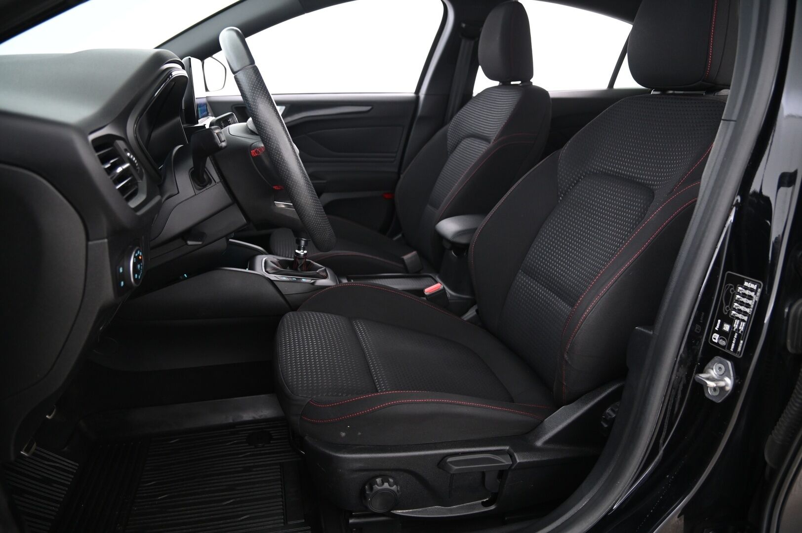 Ford Focus 2020 1,0 EcoBoost 125hv M6 ST-Line *1.Om Suomi-Auto / Webasto / Lämmitettävä tuulilasi / Navi / Ratinlämmitys / ST-Line / LED-ajovalot* - *Juuri saapunut! Musta sisäkattoverhoilu / Vakkari / AndroidAuto / AplleCarPlay / Tutkat / 2X Renkaat / Siisti*