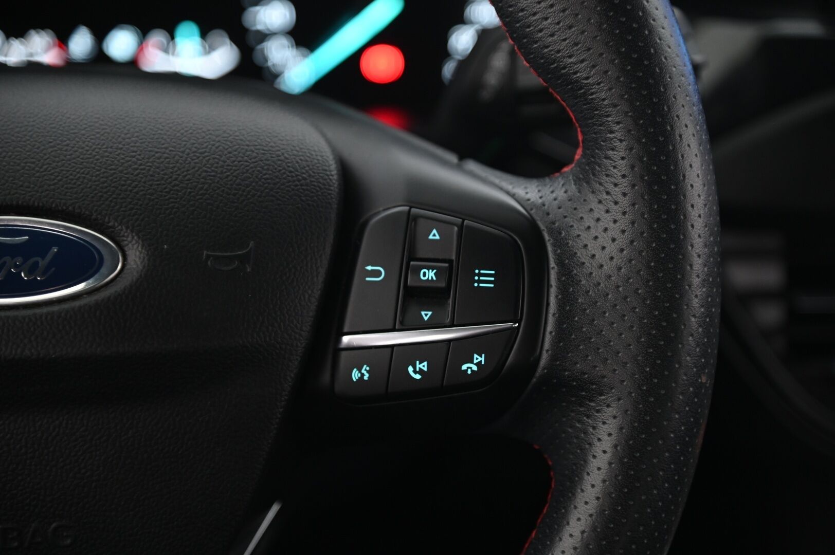 Ford Focus 2020 1,0 EcoBoost 125hv M6 ST-Line *1.Om Suomi-Auto / Webasto / Lämmitettävä tuulilasi / Navi / Ratinlämmitys / ST-Line / LED-ajovalot* - *Juuri saapunut! Musta sisäkattoverhoilu / Vakkari / AndroidAuto / AplleCarPlay / Tutkat / 2X Renkaat / Siisti*