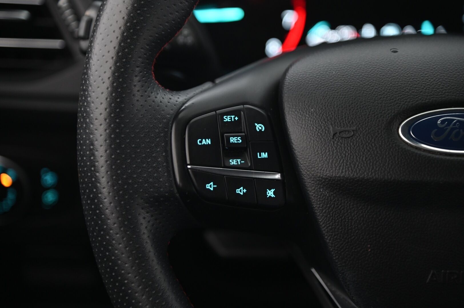 Ford Focus 2020 1,0 EcoBoost 125hv M6 ST-Line *1.Om Suomi-Auto / Webasto / Lämmitettävä tuulilasi / Navi / Ratinlämmitys / ST-Line / LED-ajovalot* - *Juuri saapunut! Musta sisäkattoverhoilu / Vakkari / AndroidAuto / AplleCarPlay / Tutkat / 2X Renkaat / Siisti*