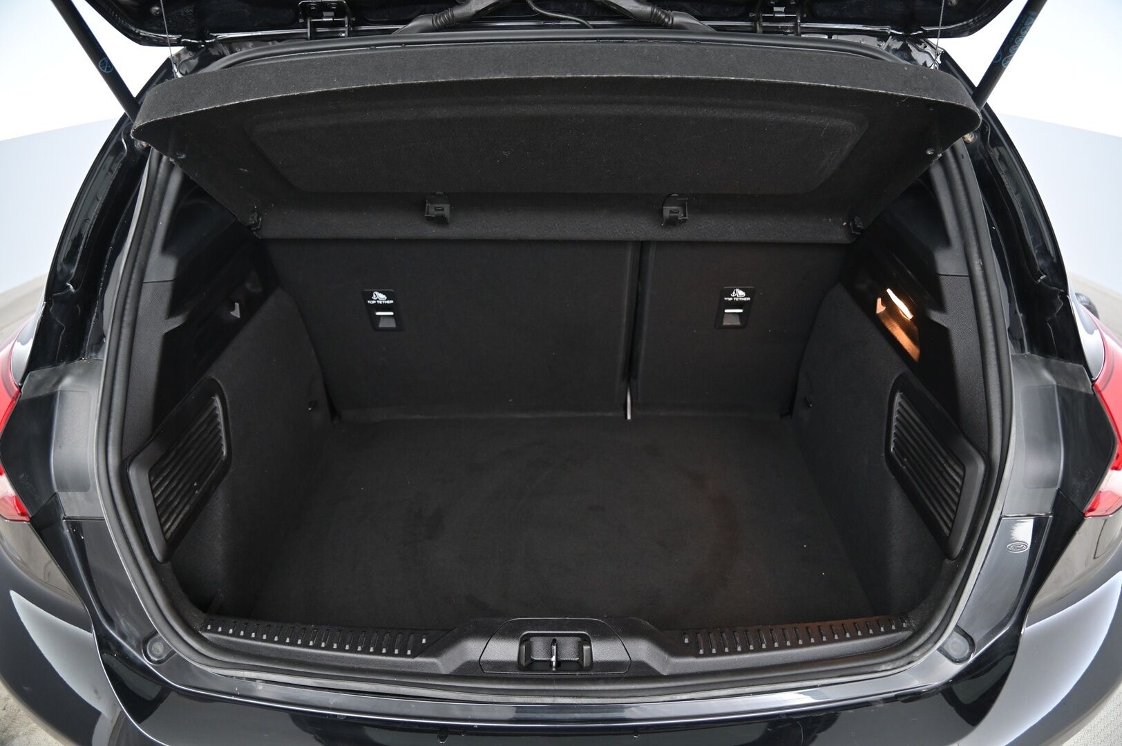 Ford Focus 2020 1,0 EcoBoost 125hv M6 ST-Line *1.Om Suomi-Auto / Webasto / Lämmitettävä tuulilasi / Navi / Ratinlämmitys / ST-Line / LED-ajovalot* - *Juuri saapunut! Musta sisäkattoverhoilu / Vakkari / AndroidAuto / AplleCarPlay / Tutkat / 2X Renkaat / Siisti*