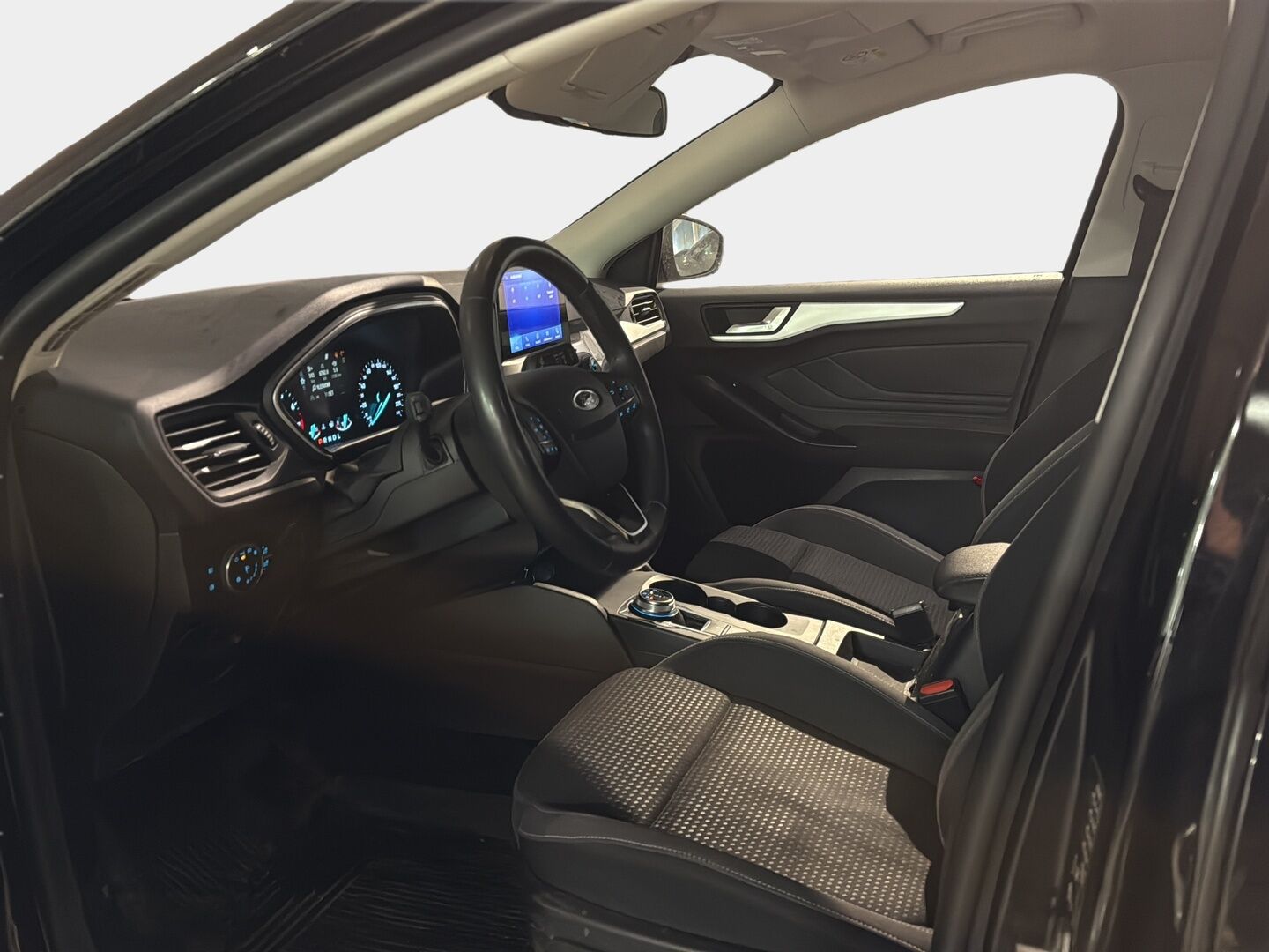 Ford Focus 2020 1,0 EcoBoost 125hv A8 *Lohko+S.lämmitin / P.Tutkat edessä ja takana / Lämmitettävä tuulilasi* - *Ohjayspyörän lämmitys / Kaistallapitoavustin*