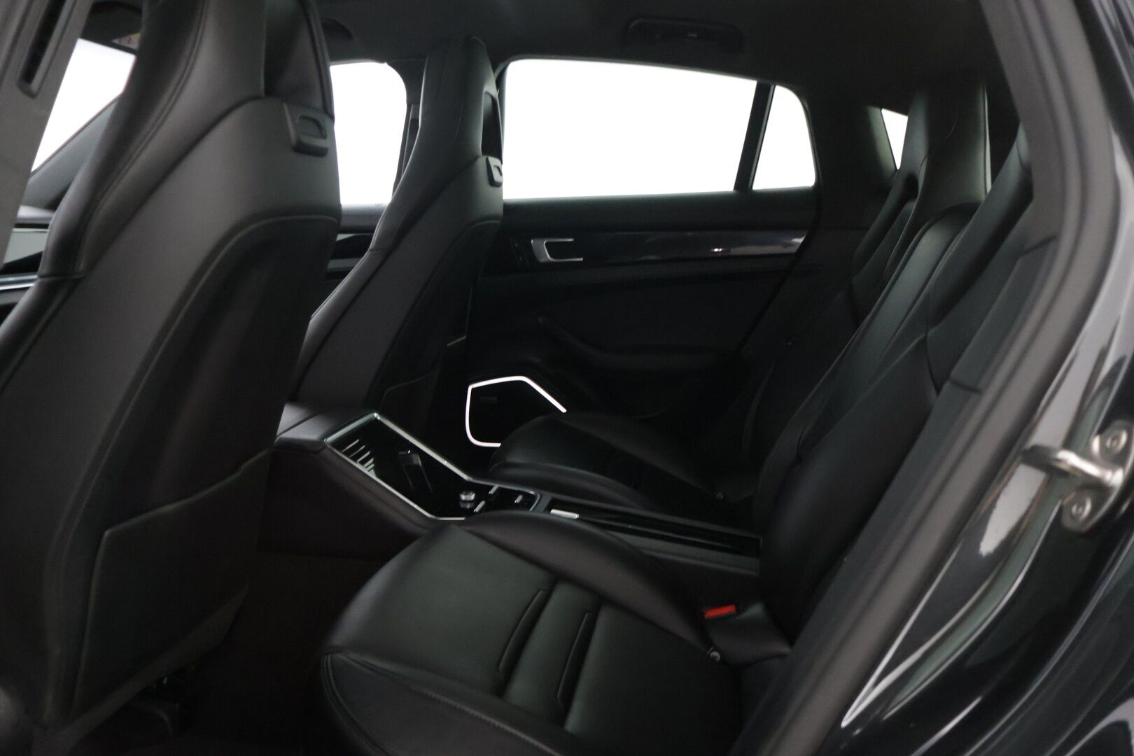 Porsche Panamera 2018 4 E-Hybrid - | Huippuvarusteet | 4-Pyöräohjaus | Imuovet | Hieronta | Ilmastoidut 14-ist. | Takanäyttö | Sport Chrono | BOSE | 360 | Sport-Putkisto | PDLS+ | PASM |