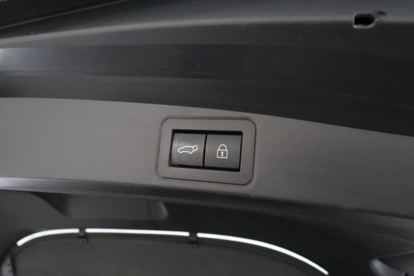 Toyota Corolla 2020 Touring Sports 1,8 Hybrid Active * ACC / P.kamera / LED / Navi / Koukku / KeylessGo / Sähköluukku * - 1.Om Suomi-auto / Kahdet renkaat aluvanteilla / Merkkihuollettu