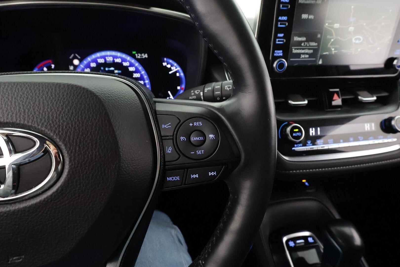 Toyota Corolla 2020 Touring Sports 1,8 Hybrid Active * ACC / P.kamera / LED / Navi / Koukku / KeylessGo / Sähköluukku * - 1.Om Suomi-auto / Kahdet renkaat aluvanteilla / Merkkihuollettu