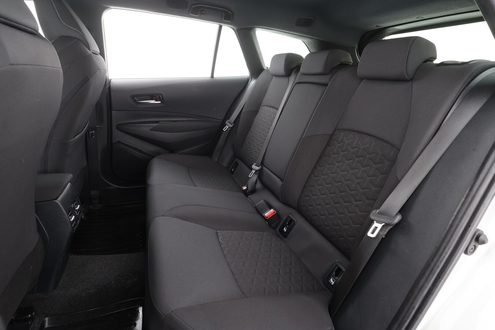 Toyota Corolla 2020 Touring Sports 1,8 Hybrid Active * ACC / P.kamera / LED / Navi / Koukku / KeylessGo / Sähköluukku * - 1.Om Suomi-auto / Kahdet renkaat aluvanteilla / Merkkihuollettu