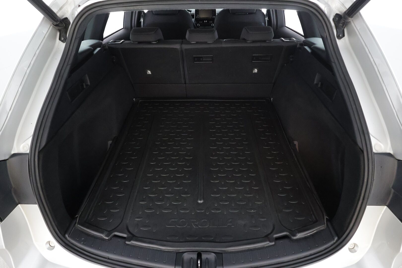 Toyota Corolla 2020 Touring Sports 1,8 Hybrid Active * ACC / P.kamera / LED / Navi / Koukku / KeylessGo / Sähköluukku * - 1.Om Suomi-auto / Kahdet renkaat aluvanteilla / Merkkihuollettu