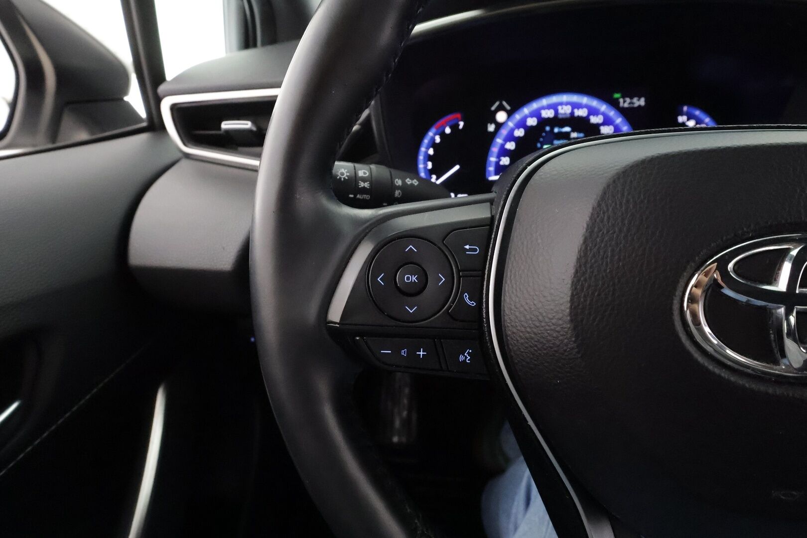 Toyota Corolla 2020 Touring Sports 1,8 Hybrid Active * ACC / P.kamera / LED / Navi / Koukku / KeylessGo / Sähköluukku * - 1.Om Suomi-auto / Kahdet renkaat aluvanteilla / Merkkihuollettu