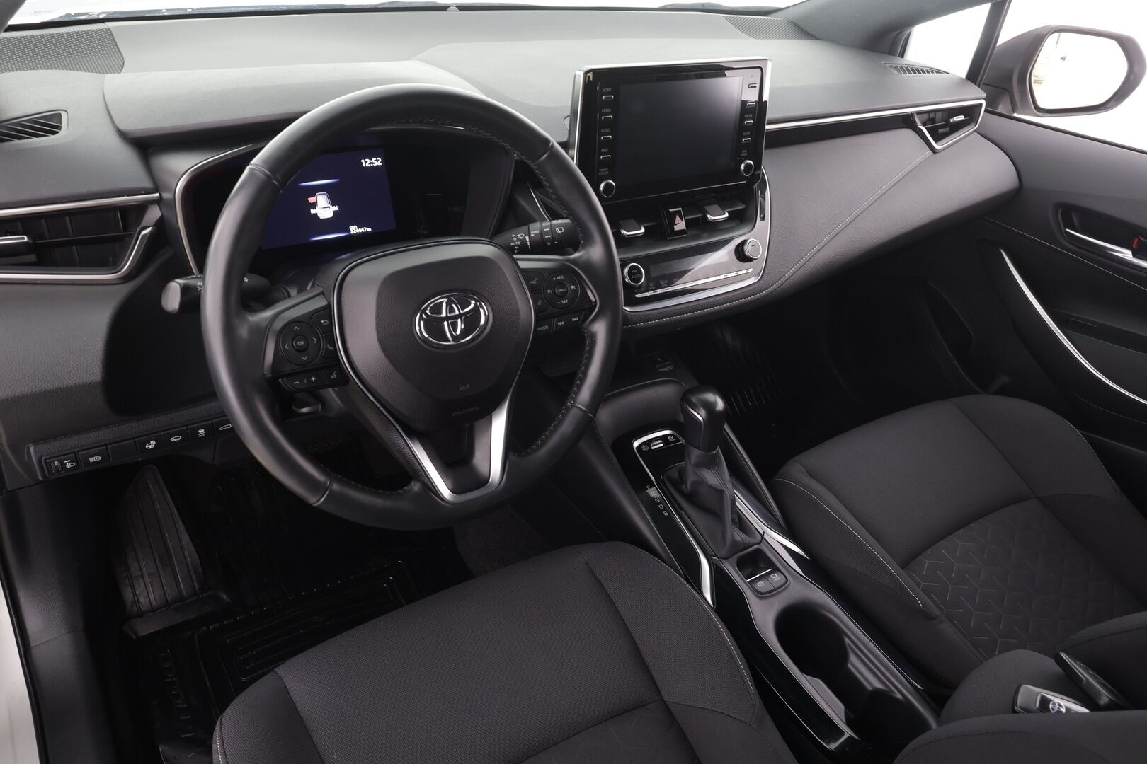 Toyota Corolla 2020 Touring Sports 1,8 Hybrid Active * ACC / P.kamera / LED / Navi / Koukku / KeylessGo / Sähköluukku * - 1.Om Suomi-auto / Kahdet renkaat aluvanteilla / Merkkihuollettu