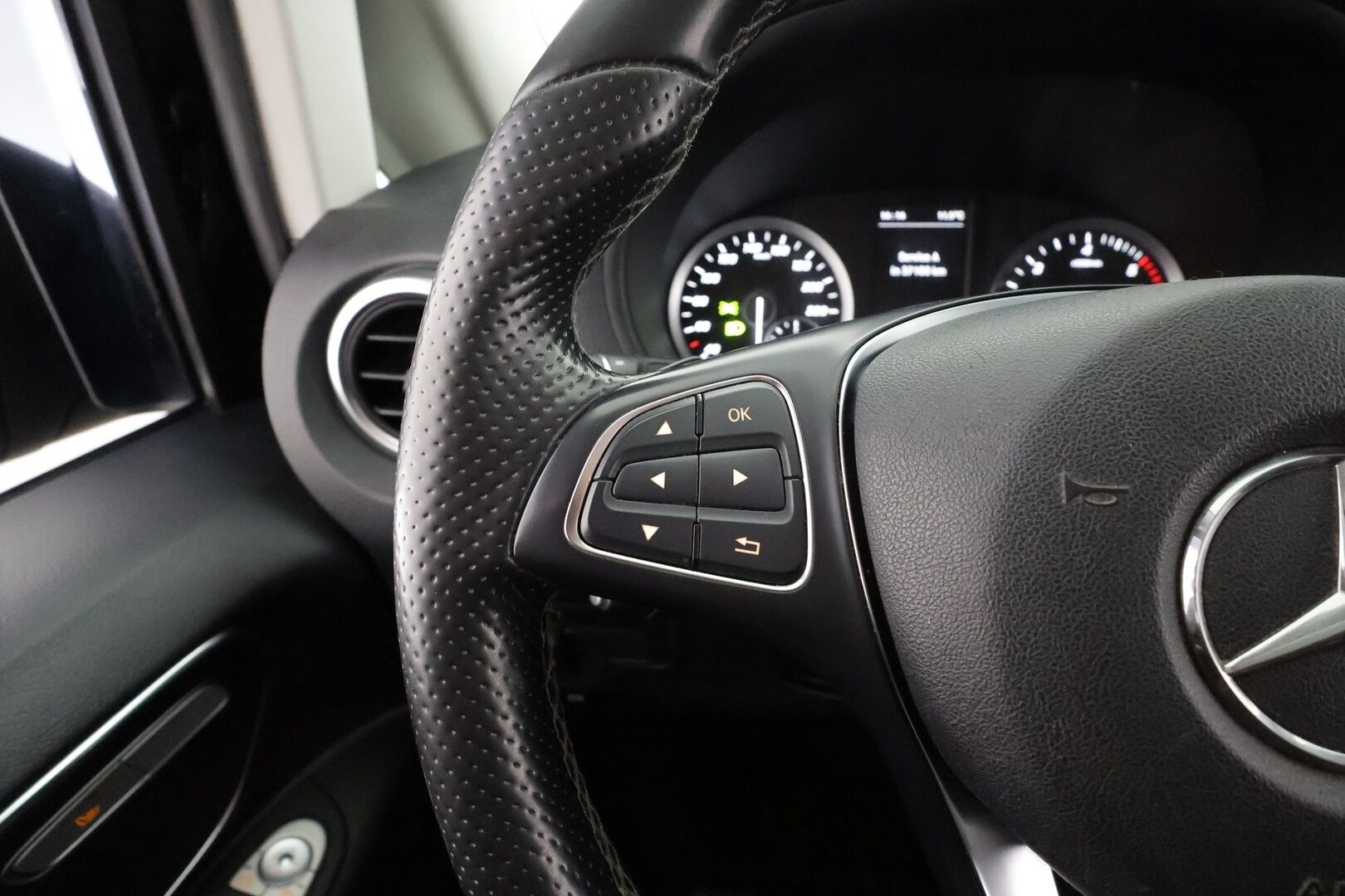 Mercedes-Benz Vito 2020 116CDI 4x4-3,05/34K pitkä A3 A 4MATIC Edition * Vakkari / ILS-LED / Webasto / Koukku / P.kamera / Nahat * - Suomi-auto / ALV-väh. / Kahdet Renkaat