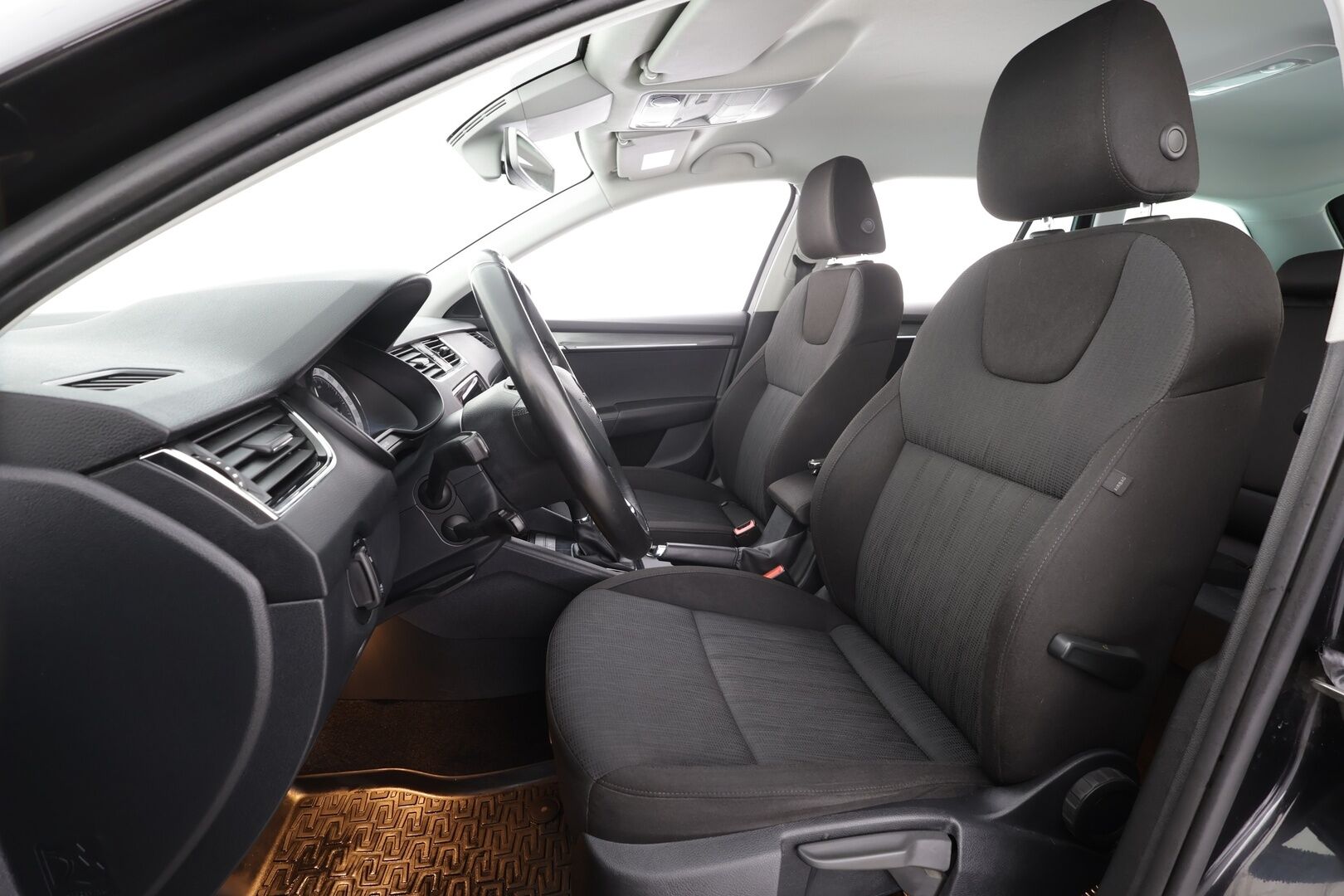 Skoda Octavia 2020 Combi 2,0 TDI 150 Style BusinessLine DSG * ACC / Webasto / Koukku / P.kamera / LED / Keyless / Apple & Android * - 1.Om Suomi-auto / Kahdet renkaat