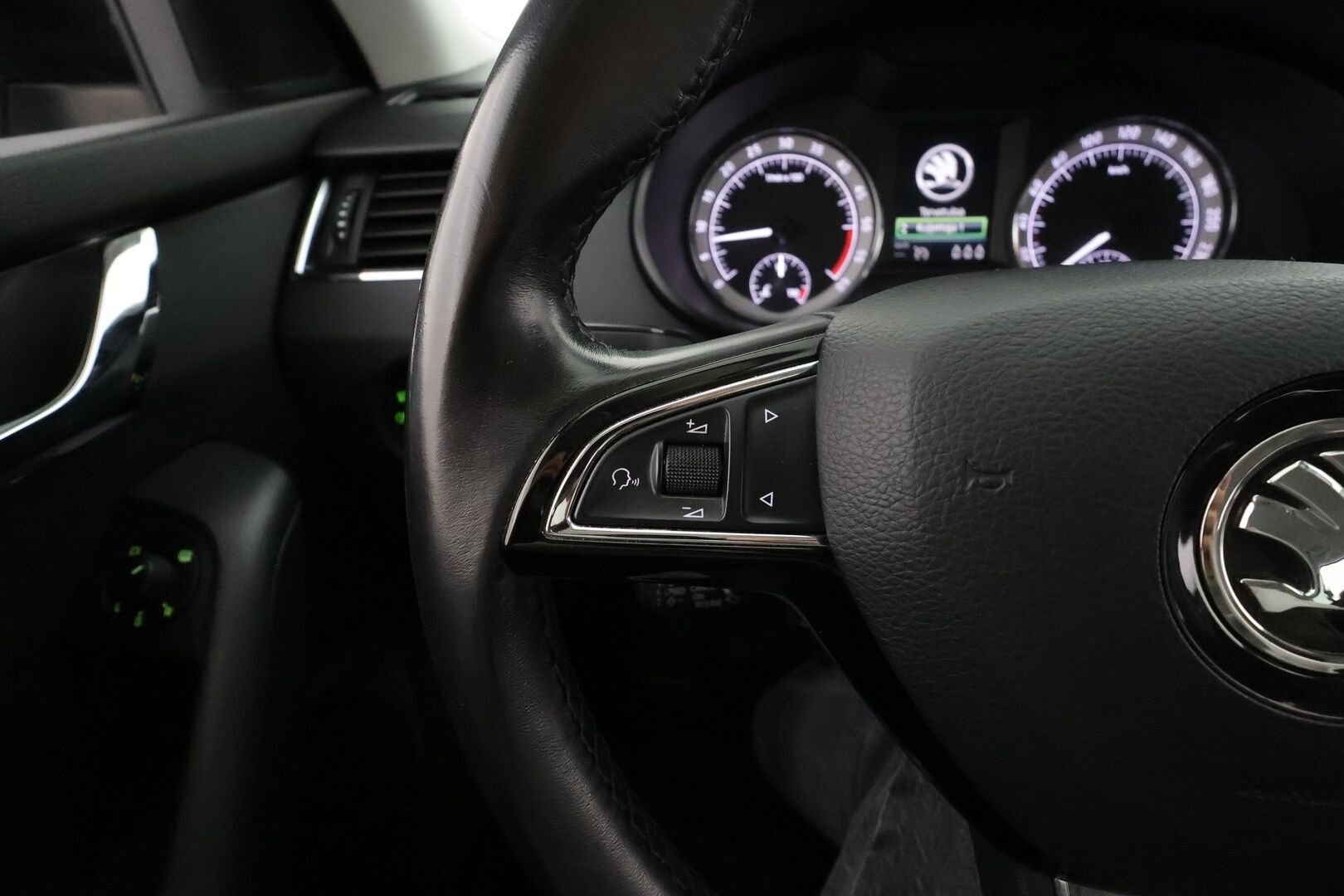 Skoda Octavia 2020 Combi 2,0 TDI 150 Style BusinessLine DSG * ACC / Webasto / Koukku / P.kamera / LED / Keyless / Apple & Android * - 1.Om Suomi-auto / Kahdet renkaat