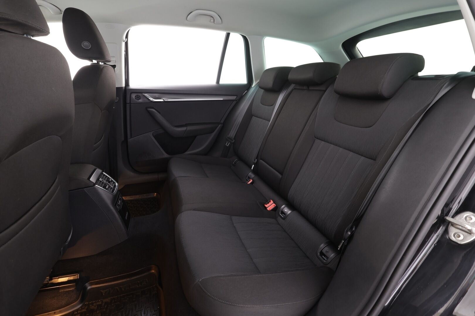 Skoda Octavia 2020 Combi 2,0 TDI 150 Style BusinessLine DSG * ACC / Webasto / Koukku / P.kamera / LED / Keyless / Apple & Android * - 1.Om Suomi-auto / Kahdet renkaat