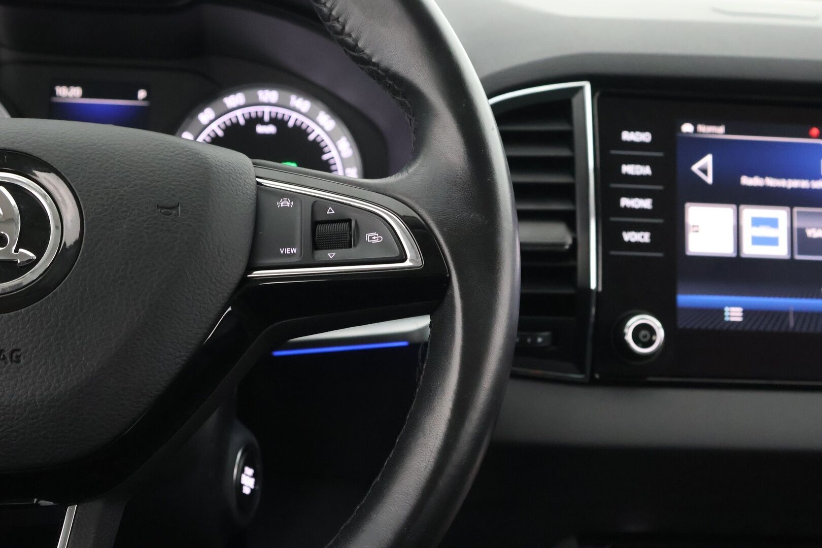 Skoda Karoq 2020 1,5 TSI Style BusinessLine DSG Autom. - Travel Assist | ACC | Webasto | Dynamic-LED | Koukku | Tulossa myyntiin, kysy lisätiedot myyjältä! 