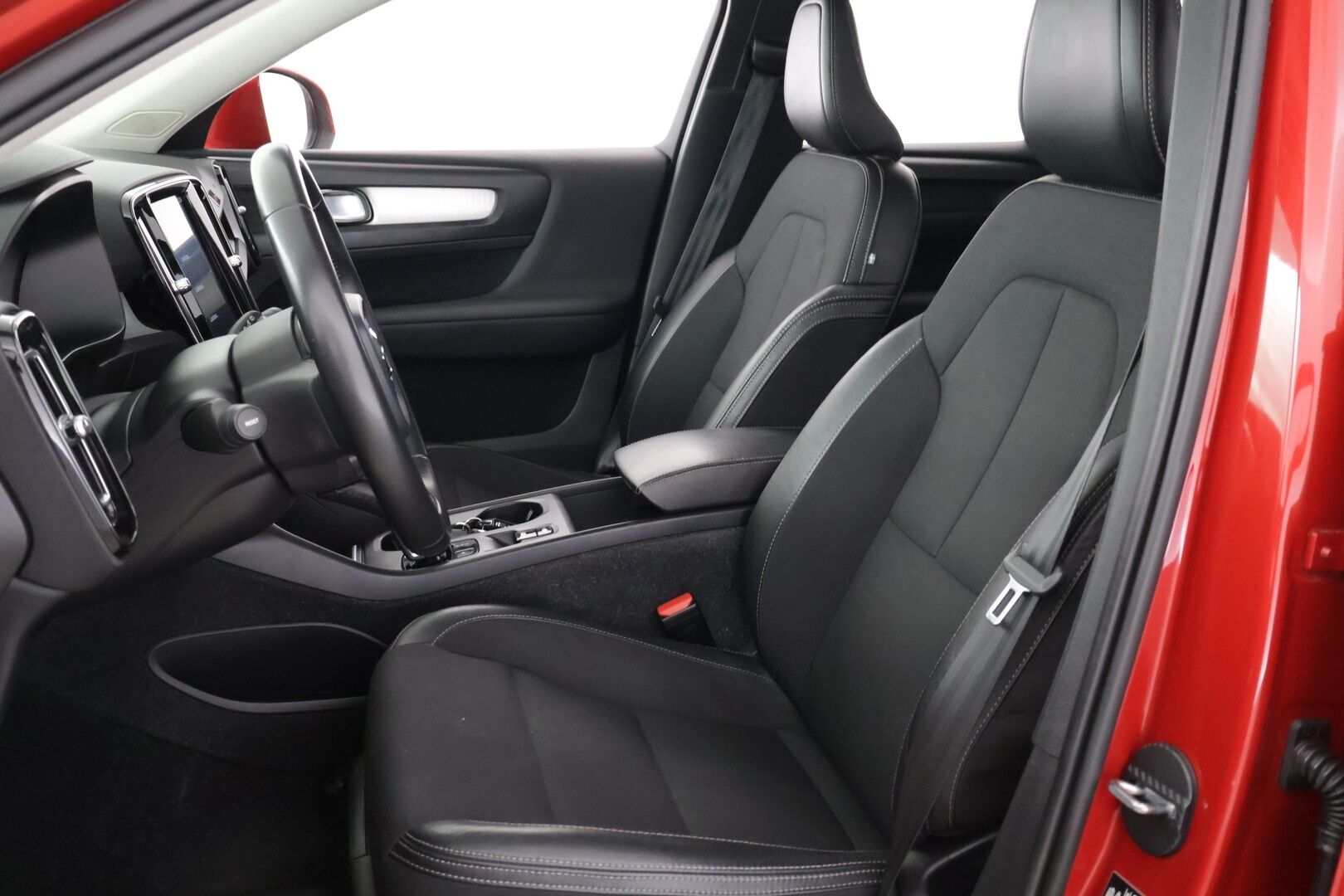 Volvo XC40 2020 T5 Twin Engine Business aut - ACC | Webasto | Vetokoukku | P.kamera | Navi | Pilot assist | CarPlay | LED | Keyless | Ratinlämmitin | 2x Renkaat alumiinivanteilla | Jakohihna tehty