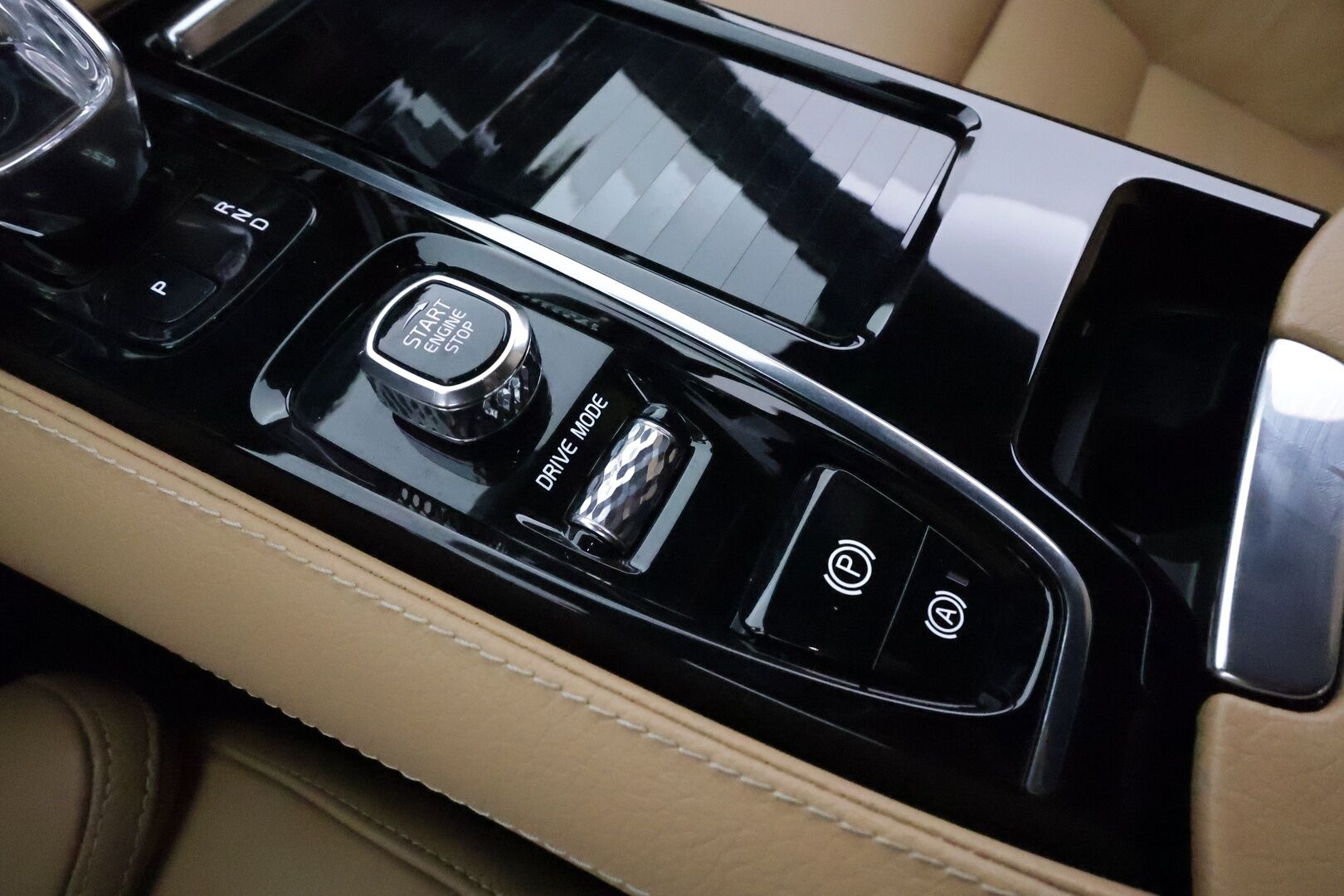 Volvo V60 2020 T8 TwE AWD Business Inscription aut. *ACC / H&K / Webasto / Muistipenkki / 360° / Full LED / HUD / Navi / KeylessGo* - 3,99 % KORKOTARJOUS TÄHÄN AUTOON 28.9. ASTI! - 1.Om Suomi-auto / Kahdet renkaat aluvanteilla
