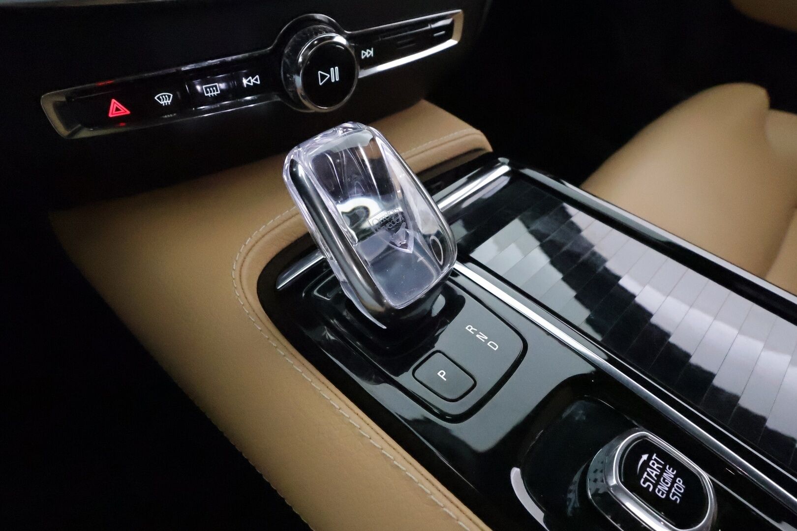 Volvo V60 2020 T8 TwE AWD Business Inscription aut. *ACC / H&K / Webasto / Muistipenkki / 360° / Full LED / HUD / Navi / KeylessGo* - 3,99 % KORKOTARJOUS TÄHÄN AUTOON 28.9. ASTI! - 1.Om Suomi-auto / Kahdet renkaat aluvanteilla