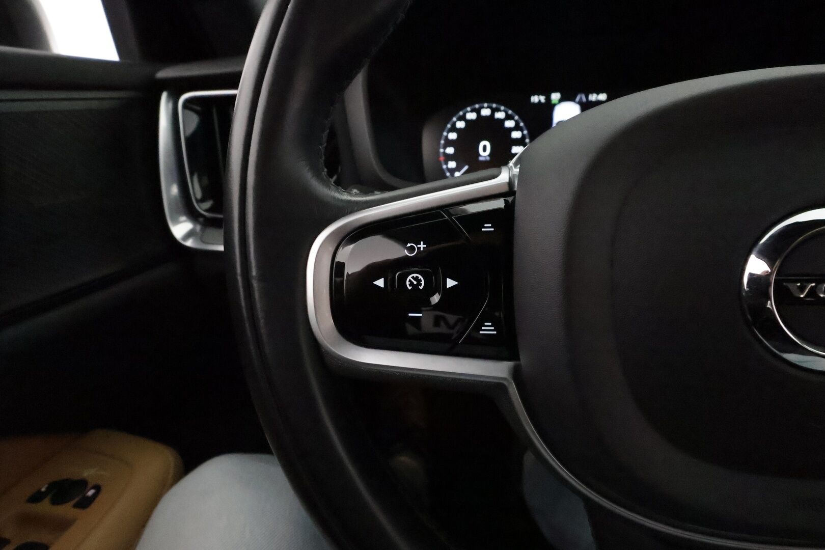 Volvo V60 2020 T8 TwE AWD Business Inscription aut. *ACC / H&K / Webasto / Muistipenkki / 360° / Full LED / HUD / Navi / KeylessGo* - 3,99 % KORKOTARJOUS TÄHÄN AUTOON 28.9. ASTI! - 1.Om Suomi-auto / Kahdet renkaat aluvanteilla