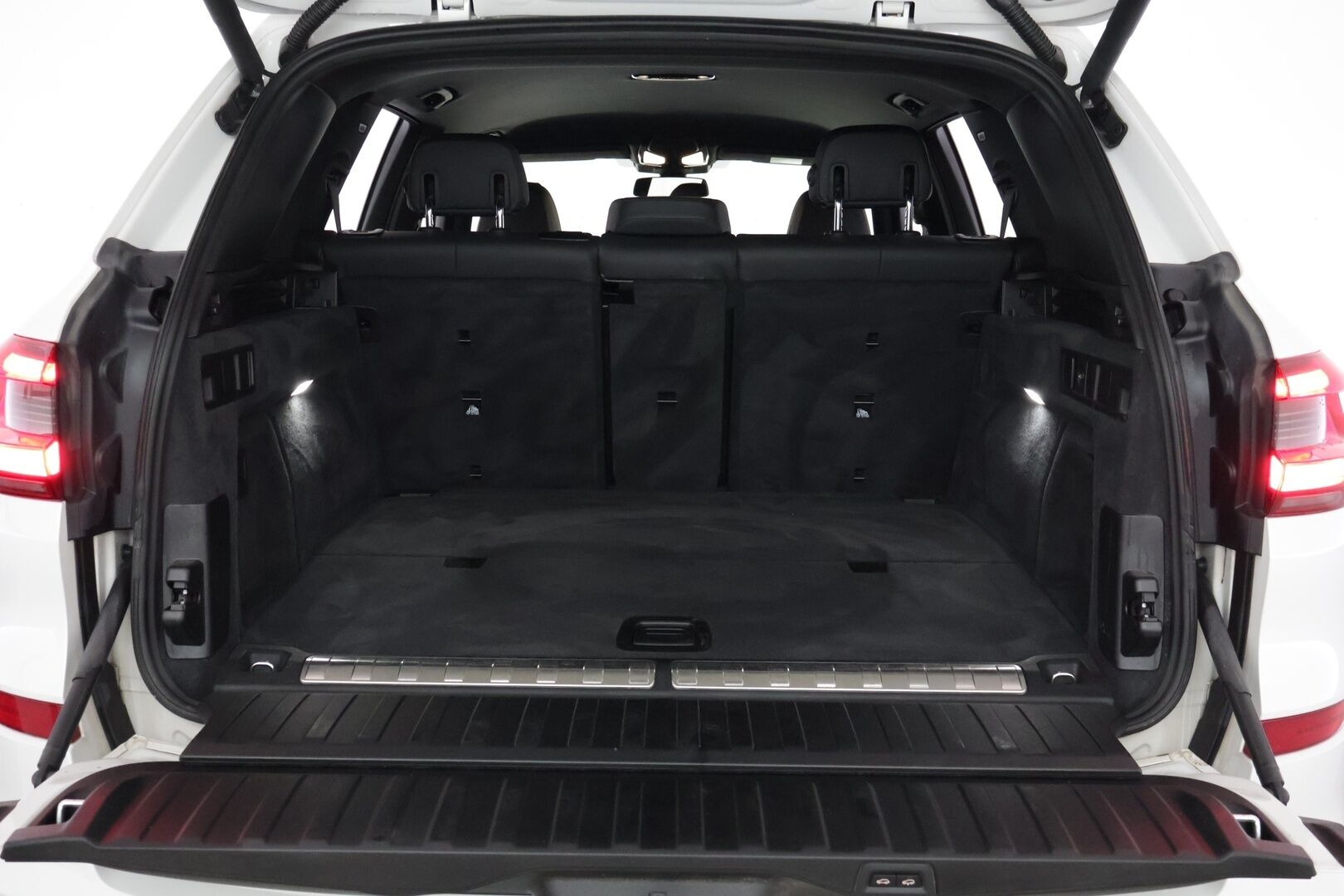 BMW X5 2020 G05 xDrive45e A M sport *Laser / DAP / ACC / BLIS / Ilma-alusta / Koukku / HUD / 360° / Harman/Kardon / Comfort Access* - 3,99 % KORKOTARJOUS TÄHÄN AUTOON 16.9. ASTI! - Harvinainen Suomi-auto! / Näyttävä ja kattavasti varusteltu!