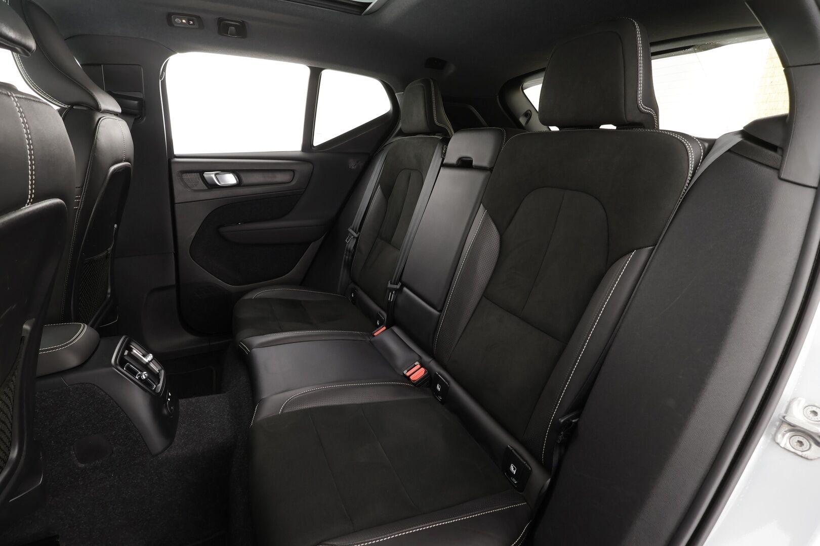 Volvo XC40 2021 T5 TwE Business R-Design aut * Webasto / ACC / Panorama / 360° / LED / H&K / Sportpenkki Muistilla / Navi / Keyless * - 1-om suomi-auto / 2x Latauskaapelit / Kahdet renkaat  / Jakohihna tehty 7/2025 - Osta nyt, maksa vasta ensi vuonna