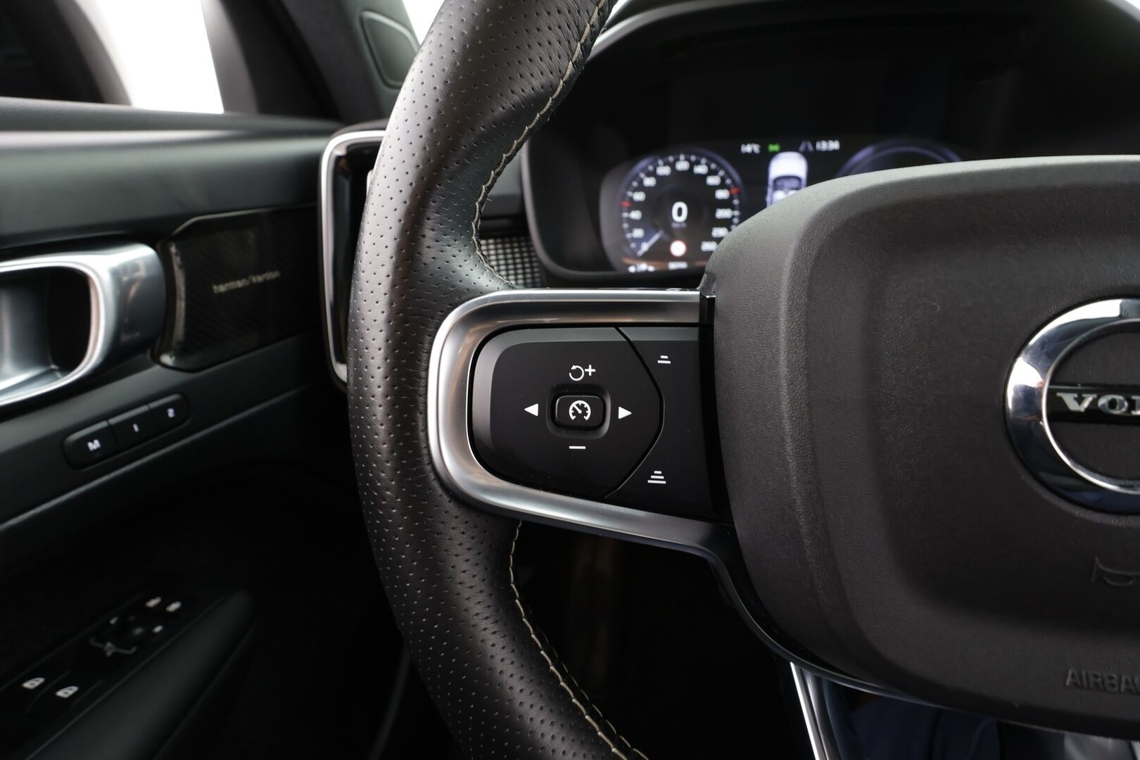 Volvo XC40 2021 T5 TwE Business R-Design aut * Webasto / ACC / Panorama / 360° / LED / H&K / Sportpenkki Muistilla / Navi / Keyless * - 1-om suomi-auto / 2x Latauskaapelit / Kahdet renkaat  / Jakohihna tehty 7/2025 - Osta nyt, maksa vasta ensi vuonna