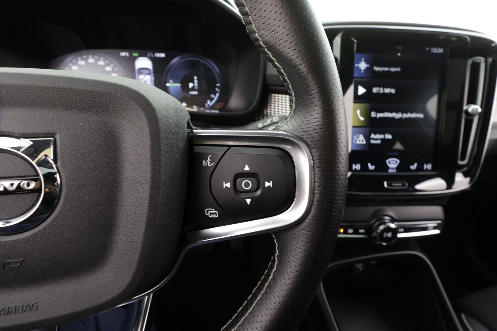 Volvo XC40 2021 T5 TwE Business R-Design aut * Webasto / ACC / Panorama / 360° / LED / H&K / Sportpenkki Muistilla / Navi / Keyless * - 1-om suomi-auto / 2x Latauskaapelit / Kahdet renkaat  / Jakohihna tehty 7/2025 - Osta nyt, maksa vasta ensi vuonna