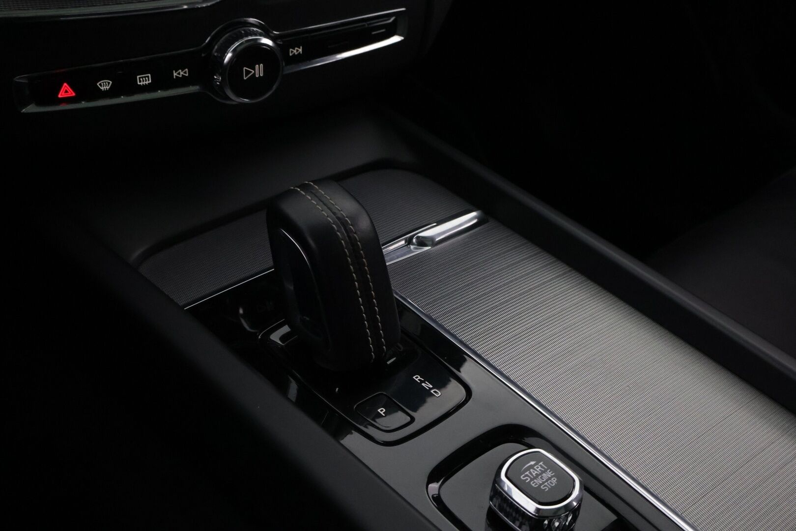 Volvo XC60 2021 T8 TwE AWD Business R-Design aut * Webasto / Adapt.Vakkari / Harman&Kardon / Vetokoukku / Panoraama / Ilma-Alusta / Peruutuskamera - Suomiauto / Merkkihuollot / Jakopää tehty / Facelift!