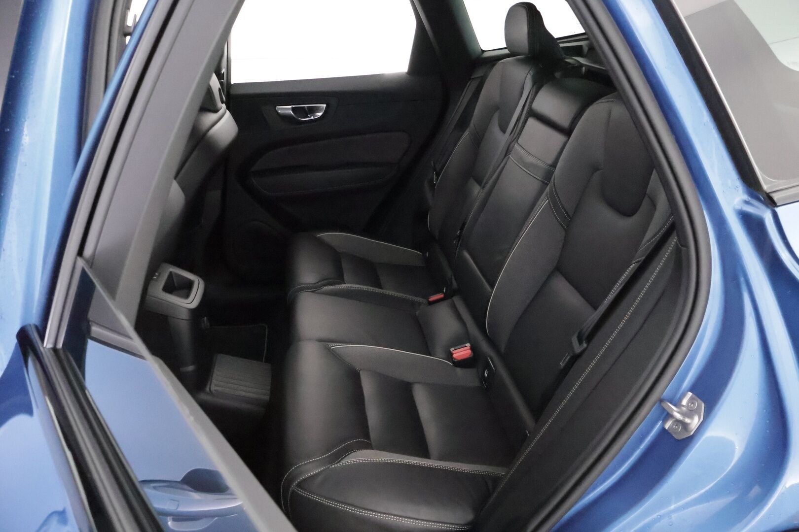 Volvo XC60 2021 T8 TwE AWD Business R-Design aut * Webasto / Adapt.Vakkari / Harman&Kardon / Vetokoukku / Panoraama / Ilma-Alusta / Peruutuskamera - Suomiauto / Merkkihuollot / Jakopää tehty / Facelift!