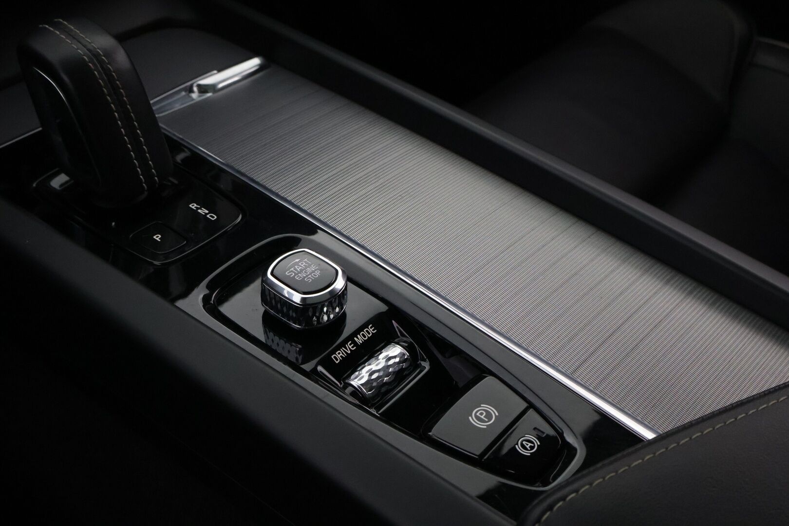 Volvo XC60 2021 T8 TwE AWD Business R-Design aut * Webasto / Adapt.Vakkari / Harman&Kardon / Vetokoukku / Panoraama / Ilma-Alusta / Peruutuskamera - Suomiauto / Merkkihuollot / Jakopää tehty / Facelift!