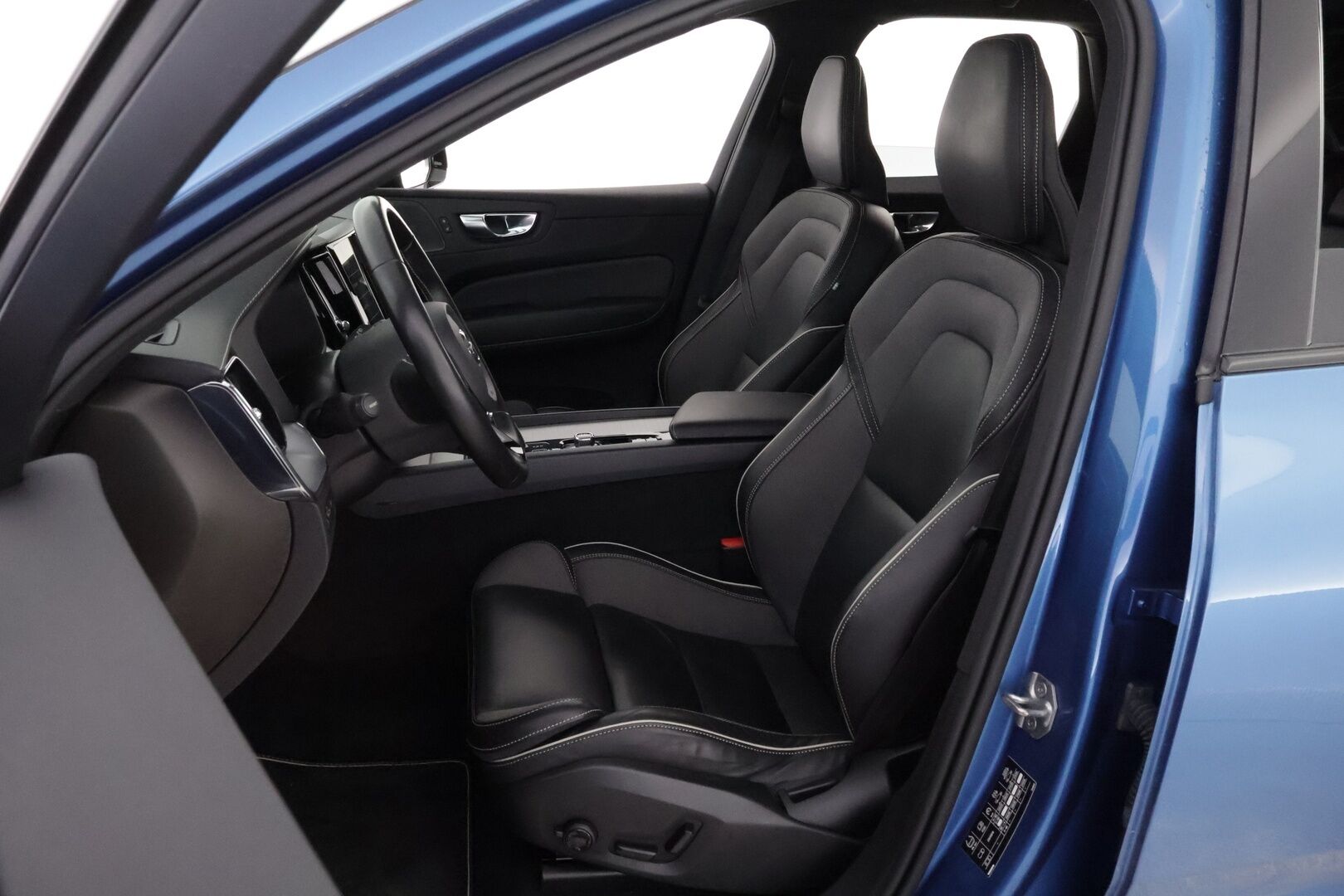 Volvo XC60 2021 T8 TwE AWD Business R-Design aut * Webasto / Adapt.Vakkari / Harman&Kardon / Vetokoukku / Panoraama / Ilma-Alusta / Peruutuskamera - Suomiauto / Merkkihuollot / Jakopää tehty / Facelift!