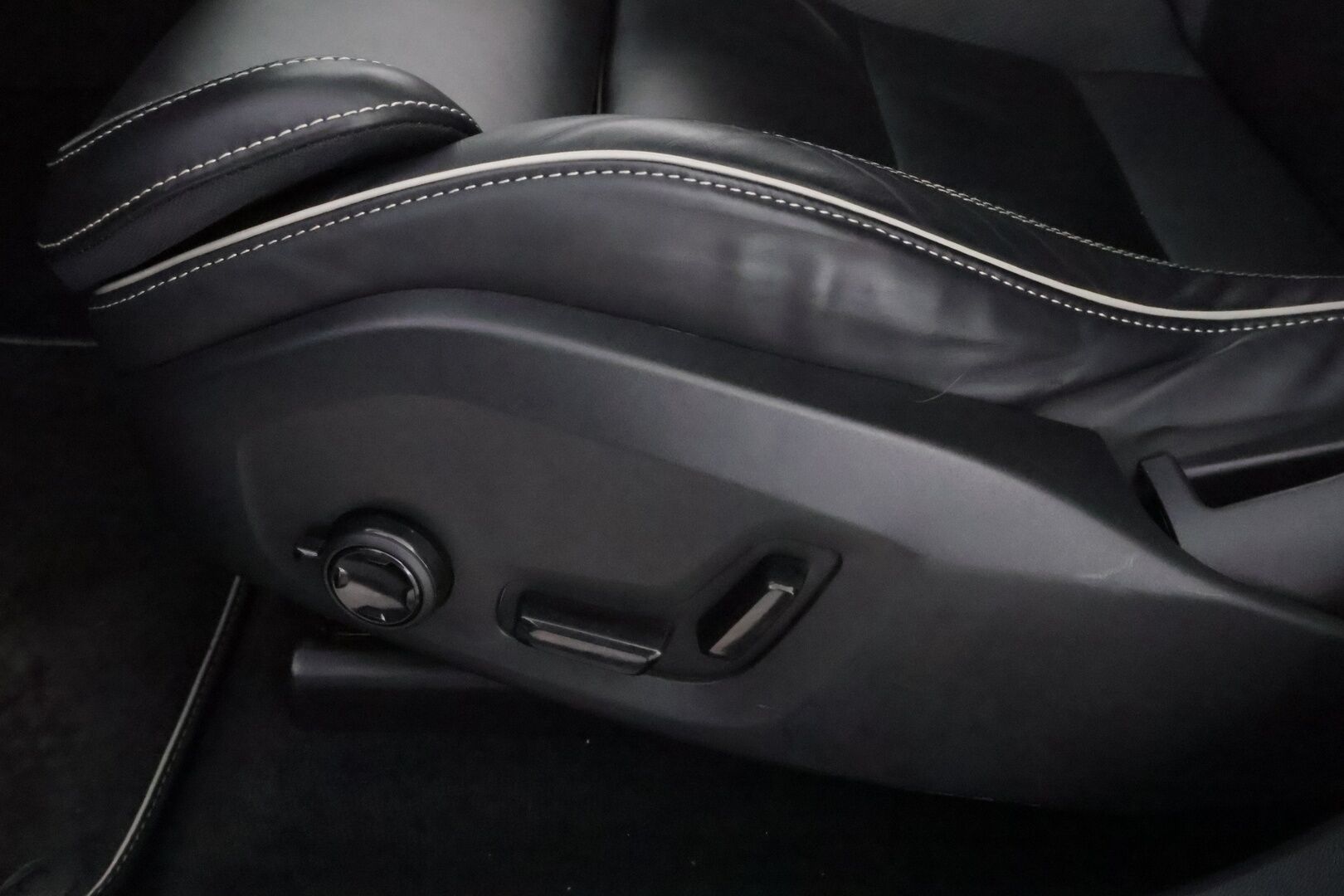 Volvo XC60 2021 T8 TwE AWD Business R-Design aut * Webasto / Adapt.Vakkari / Harman&Kardon / Vetokoukku / Panoraama / Ilma-Alusta / Peruutuskamera - Suomiauto / Merkkihuollot / Jakopää tehty / Facelift!