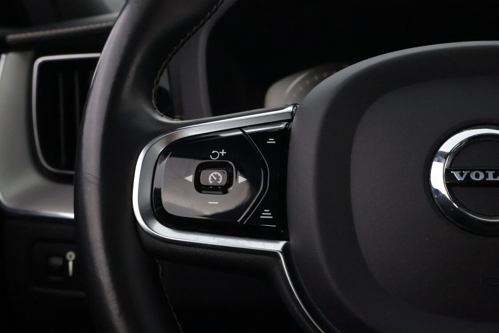 Volvo XC60 2021 T8 TwE AWD Business R-Design aut * Webasto / Adapt.Vakkari / Harman&Kardon / Vetokoukku / Panoraama / Ilma-Alusta / Peruutuskamera - Suomiauto / Merkkihuollot / Jakopää tehty / Facelift!