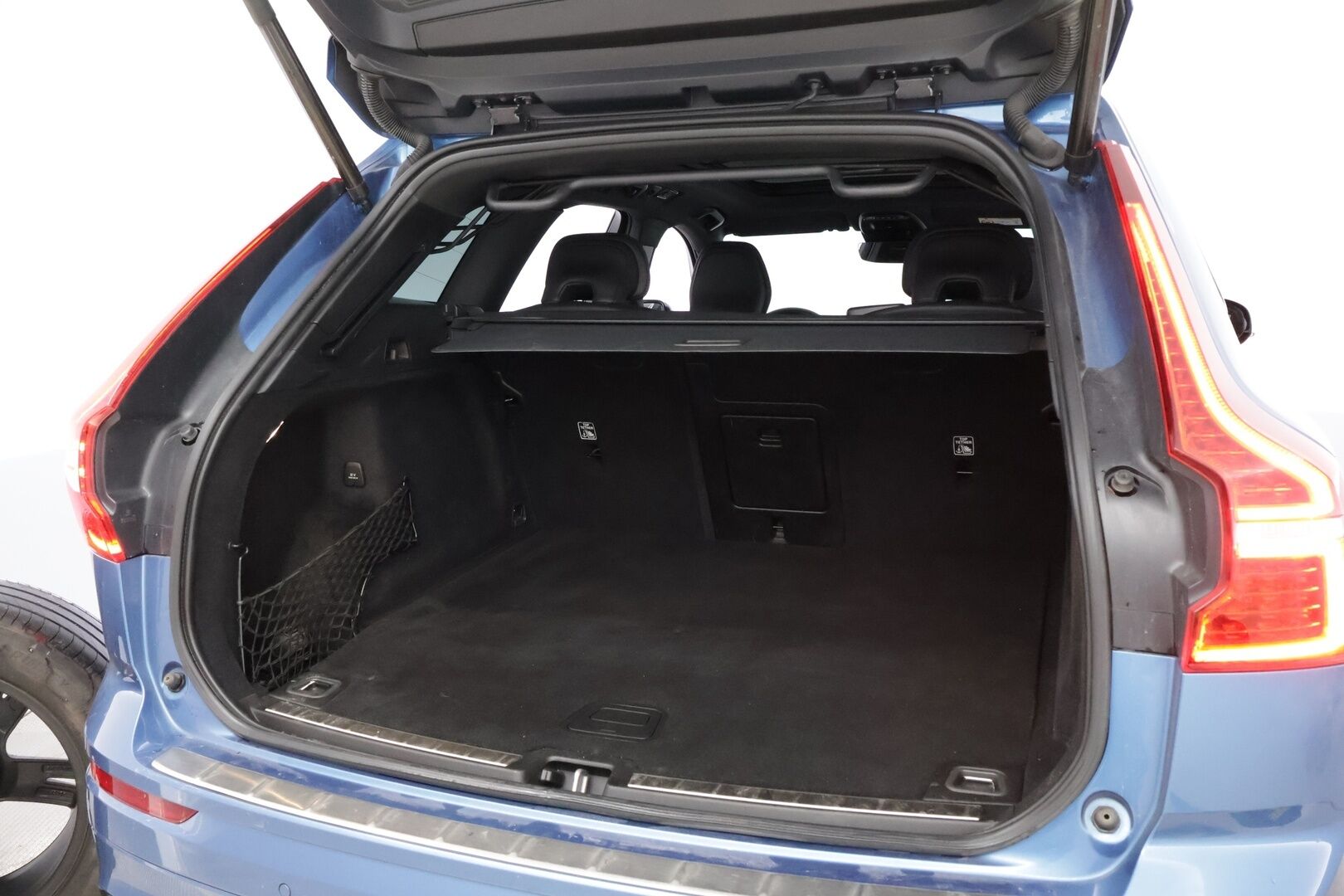 Volvo XC60 2021 T8 TwE AWD Business R-Design aut * Webasto / Adapt.Vakkari / Harman&Kardon / Vetokoukku / Panoraama / Ilma-Alusta / Peruutuskamera - Suomiauto / Merkkihuollot / Jakopää tehty / Facelift!