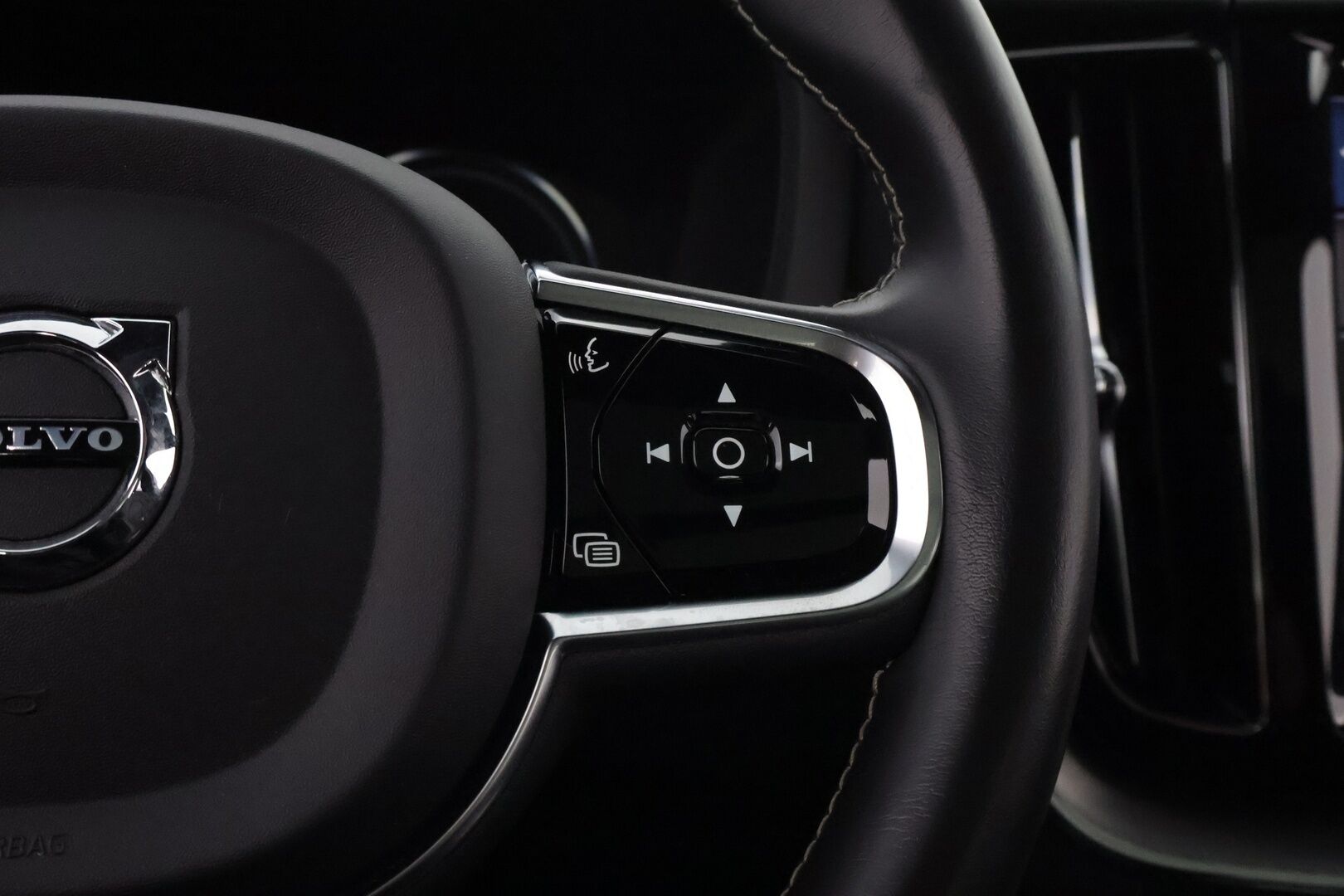 Volvo XC60 2021 T8 TwE AWD Business R-Design aut * Webasto / Adapt.Vakkari / Harman&Kardon / Vetokoukku / Panoraama / Ilma-Alusta / Peruutuskamera - Suomiauto / Merkkihuollot / Jakopää tehty / Facelift!