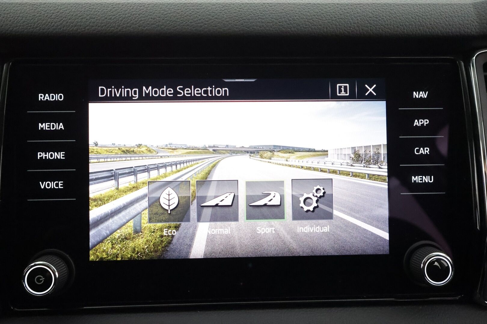 Skoda Kodiaq 2021 2,0 TDI 150 "125 EDITION" DSG * Webasto / Koukku / ACC / LED / P.kamera / Navi / Keyless * - Suomi-auto / Kahdet renkaat aluvanteilla / Merkkihuollot