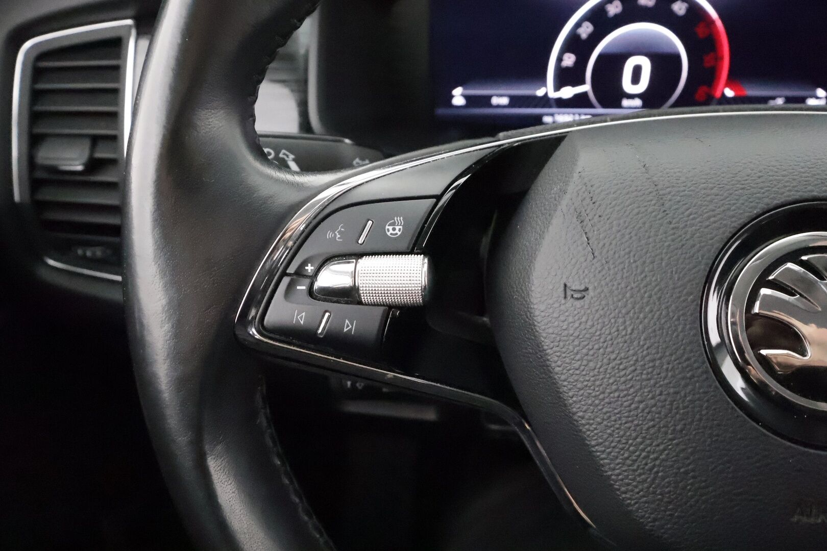 Skoda Kodiaq 2021 2,0 TDI 150 "125 EDITION" DSG * Webasto / Koukku / ACC / LED / P.kamera / Navi / Keyless * - Suomi-auto / Kahdet renkaat aluvanteilla / Merkkihuollot