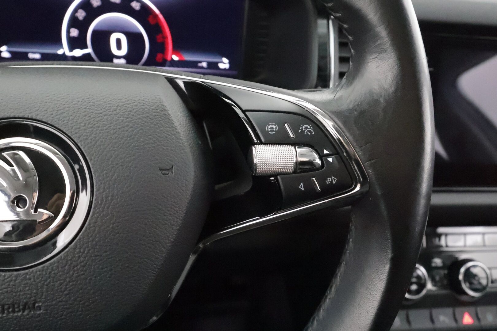 Skoda Kodiaq 2021 2,0 TDI 150 "125 EDITION" DSG * Webasto / Koukku / ACC / LED / P.kamera / Navi / Keyless * - Suomi-auto / Kahdet renkaat aluvanteilla / Merkkihuollot