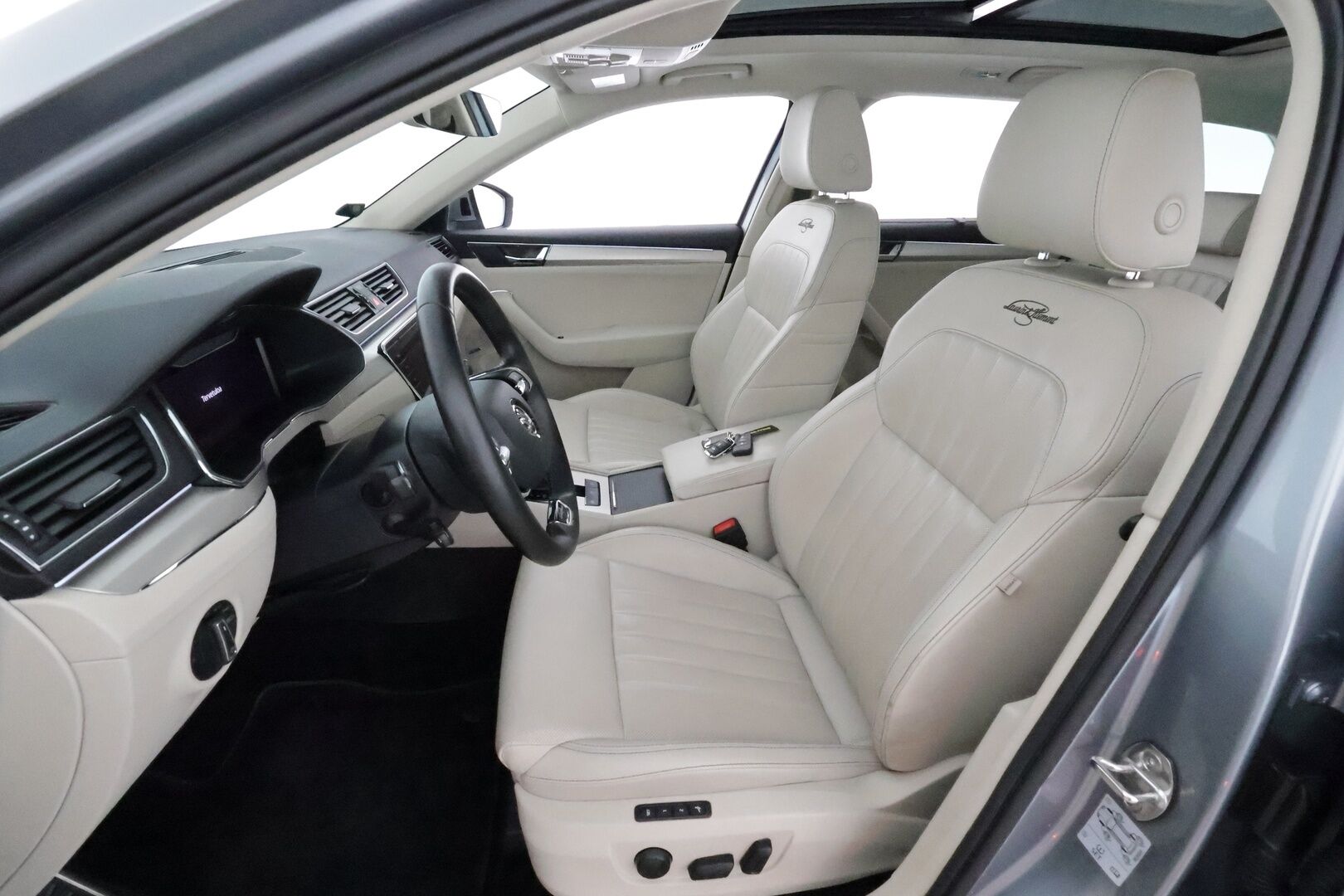 Skoda Superb 2021 Combi 1,4 TSI PHEV L&K iV DSG **Panorama / Muistipenkit ilmastoinnilla / Webasto / 360.kamera / Koukku / Matrix** - Suomi-auto / Akku kuntotarkastettu! / Kahdet renkaat aluvanteilla / Canton Audio / Digimittaristo / Navi / Hierova kuljettajan istuin 