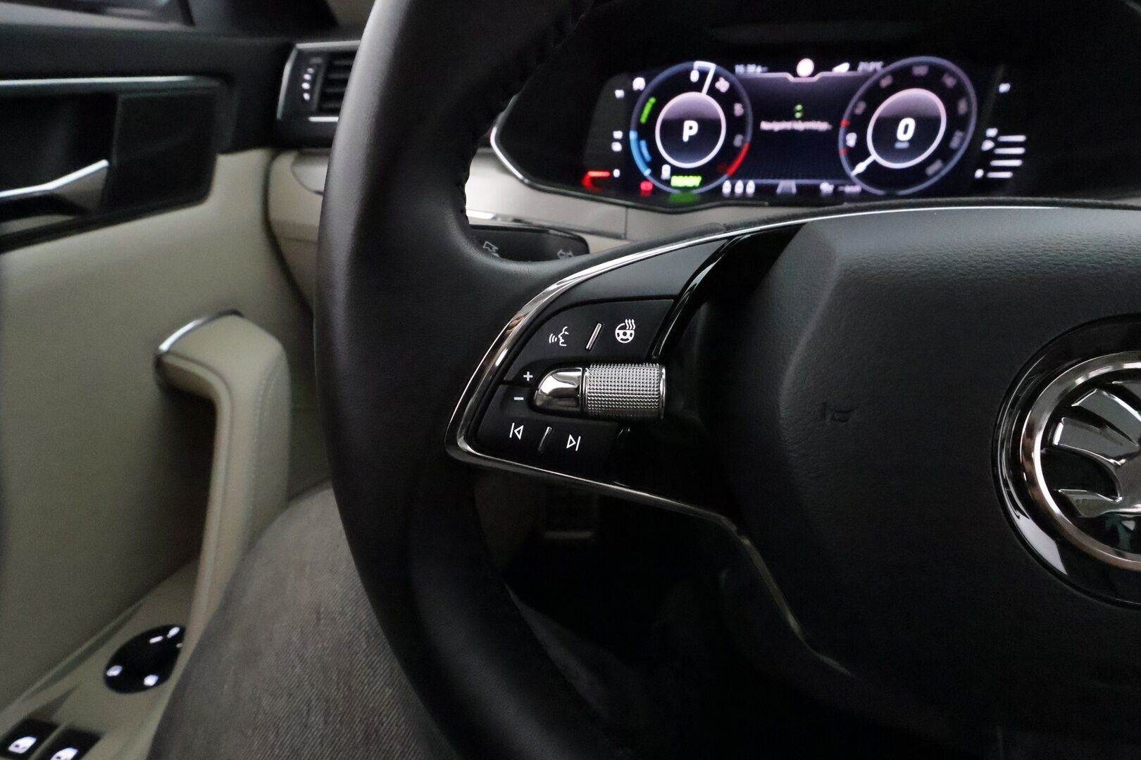 Skoda Superb 2021 Combi 1,4 TSI PHEV L&K iV DSG **Panorama / Muistipenkit ilmastoinnilla / Webasto / 360.kamera / Koukku / Matrix** - Suomi-auto / Akku kuntotarkastettu! / Kahdet renkaat aluvanteilla / Canton Audio / Digimittaristo / Navi / Hierova kuljettajan istuin 