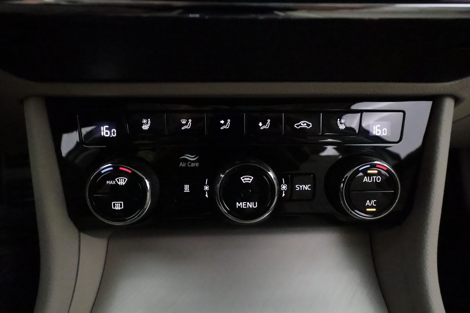 Skoda Superb 2021 Combi 1,4 TSI PHEV L&K iV DSG **Panorama / Muistipenkit ilmastoinnilla / Webasto / 360.kamera / Koukku / Matrix** - Suomi-auto / Akku kuntotarkastettu! / Kahdet renkaat aluvanteilla / Canton Audio / Digimittaristo / Navi / Hierova kuljettajan istuin 