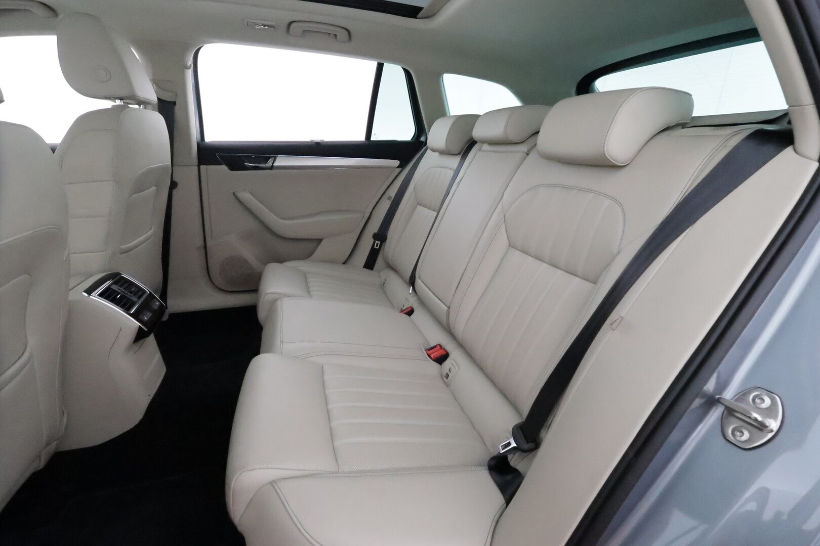 Skoda Superb 2021 Combi 1,4 TSI PHEV L&K iV DSG **Panorama / Muistipenkit ilmastoinnilla / Webasto / 360.kamera / Koukku / Matrix** - Suomi-auto / Akku kuntotarkastettu! / Kahdet renkaat aluvanteilla / Canton Audio / Digimittaristo / Navi / Hierova kuljettajan istuin 