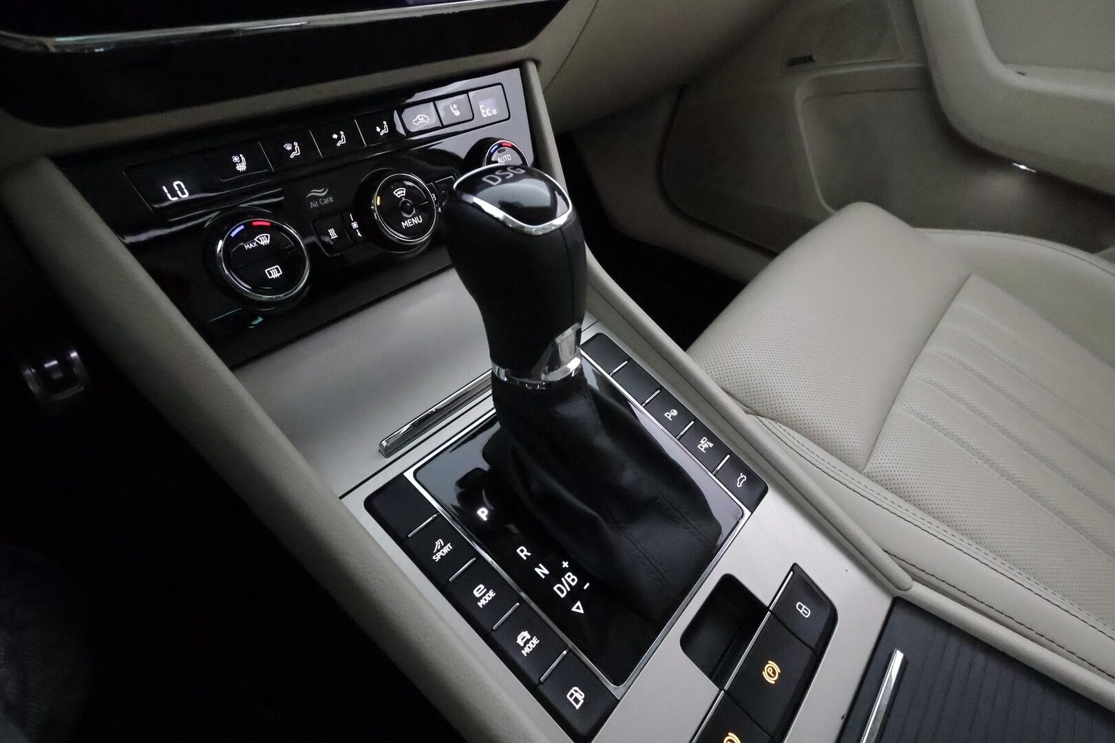 Skoda Superb 2021 Combi 1,4 TSI PHEV L&K iV DSG **Panorama / Muistipenkit ilmastoinnilla / Webasto / 360.kamera / Koukku / Matrix** - Suomi-auto / Akku kuntotarkastettu! / Kahdet renkaat aluvanteilla / Canton Audio / Digimittaristo / Navi / Hierova kuljettajan istuin 
