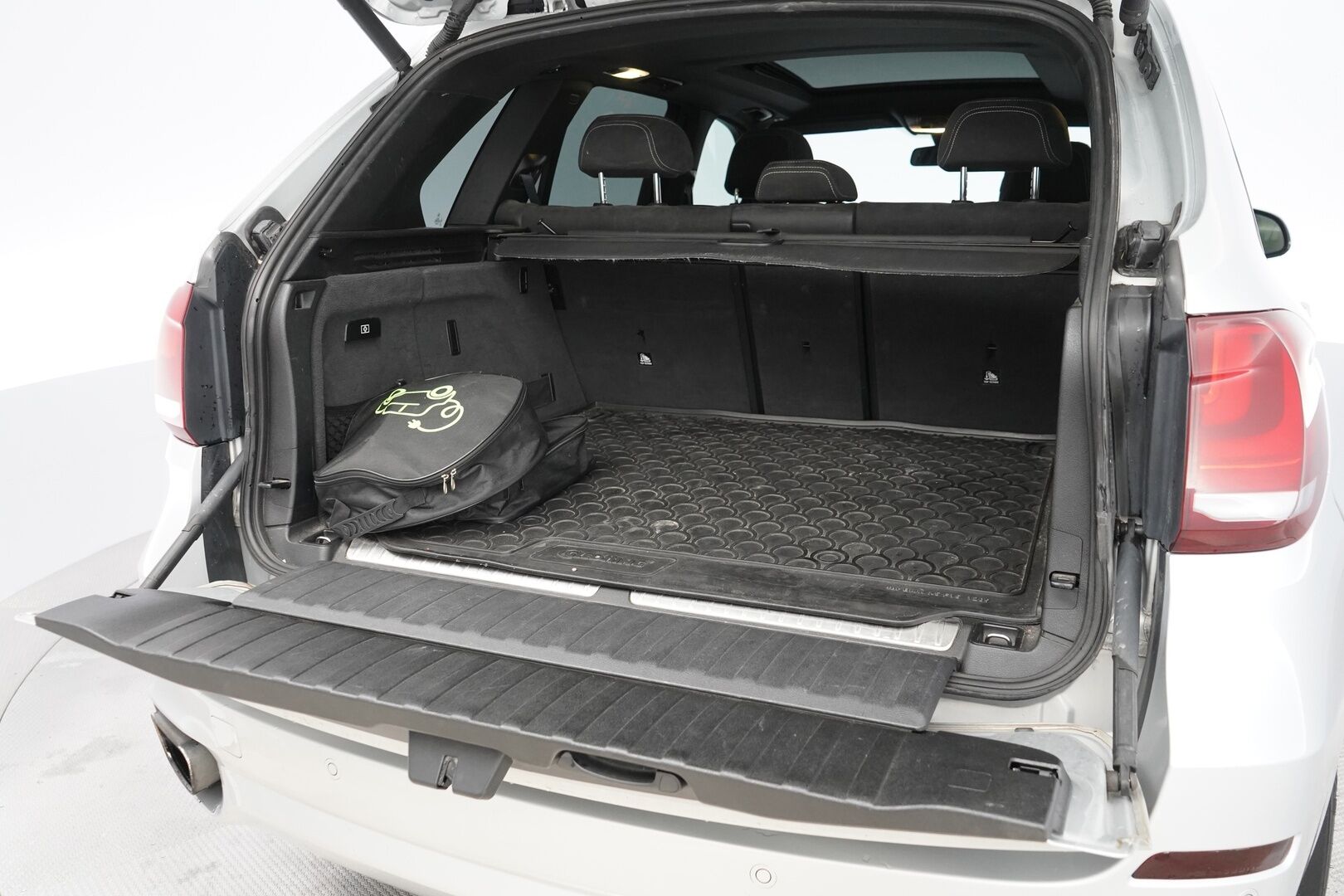 BMW X5 2016 MYYDÄÄN HUUTOKAUPAT.COM - Alletaittuva koukku | Kamera | Premium HiFi | Kuskin muistipenkki | Panorama | Sähkötoiminen takaluukku